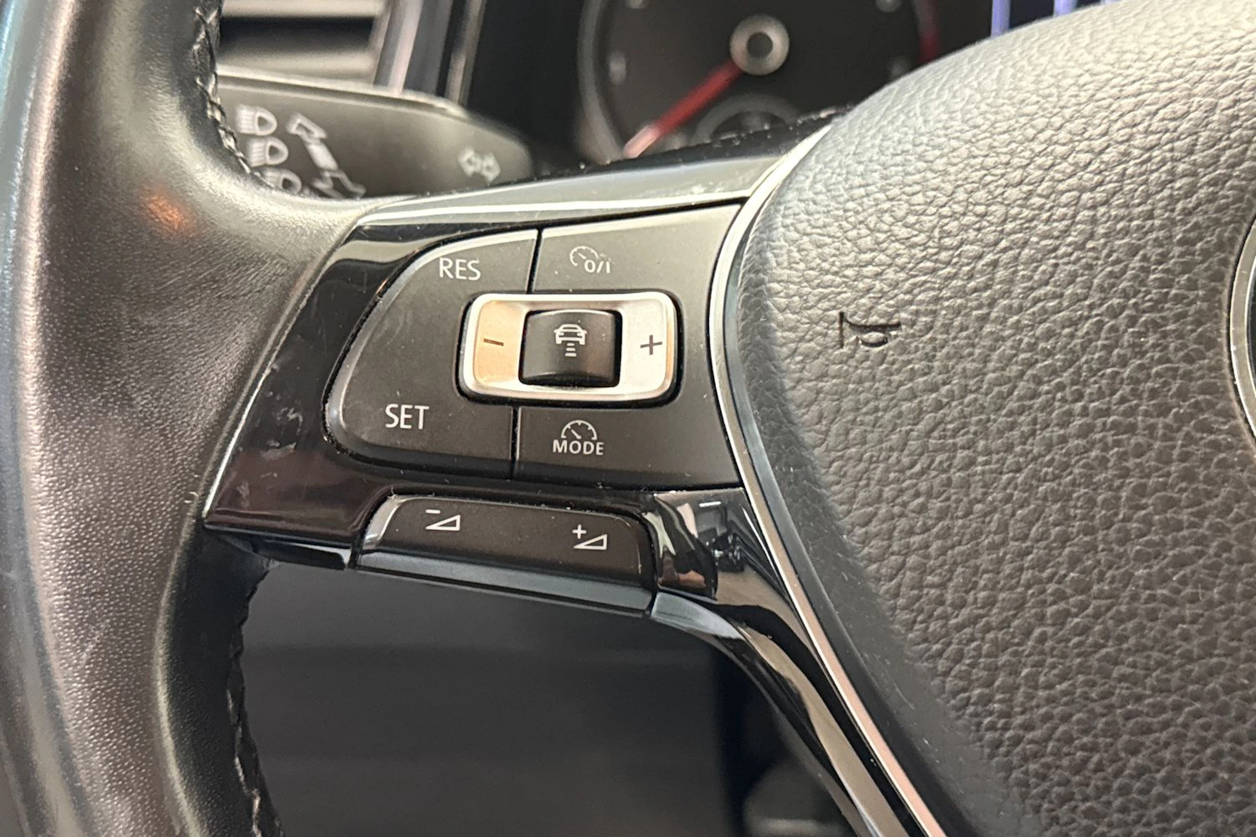Harmaa Volkswagen T-Roc 2018 kuva 13.
