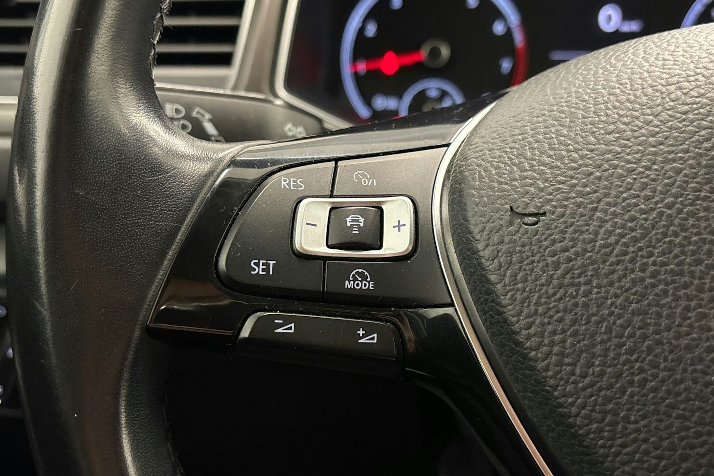 harmaa Volkswagen T-Roc 2018 kuva 16.