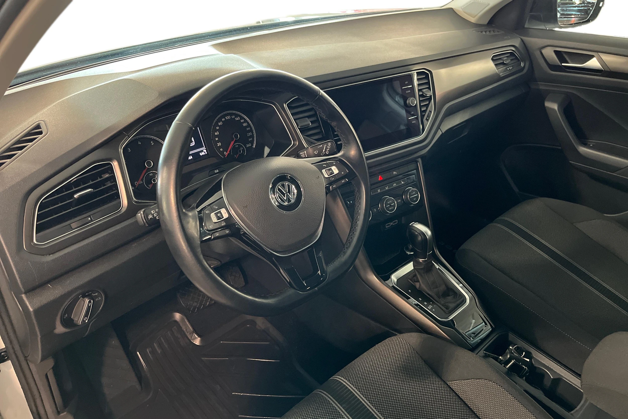 valkoinen Volkswagen T-Roc 2018 kuva 6.