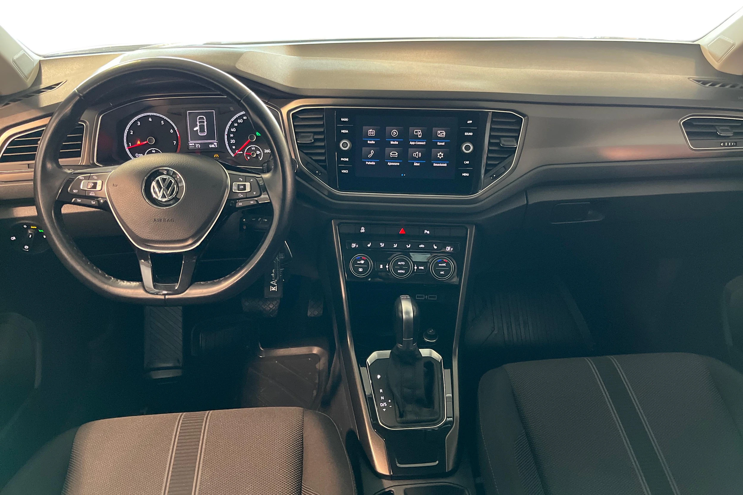 valkoinen Volkswagen T-Roc 2018 kuva 7.