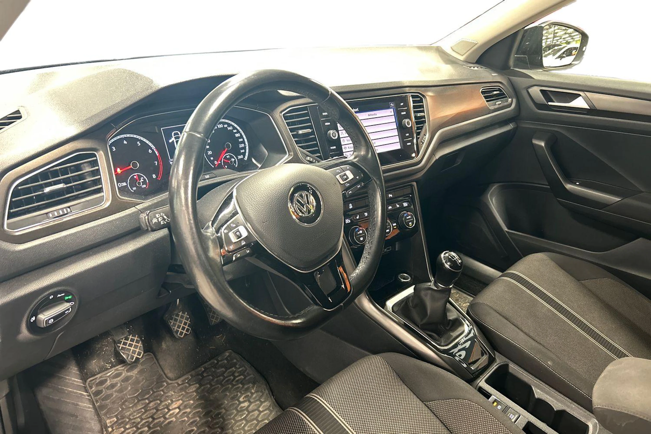 musta Volkswagen T-Roc 2018 kuva 3.