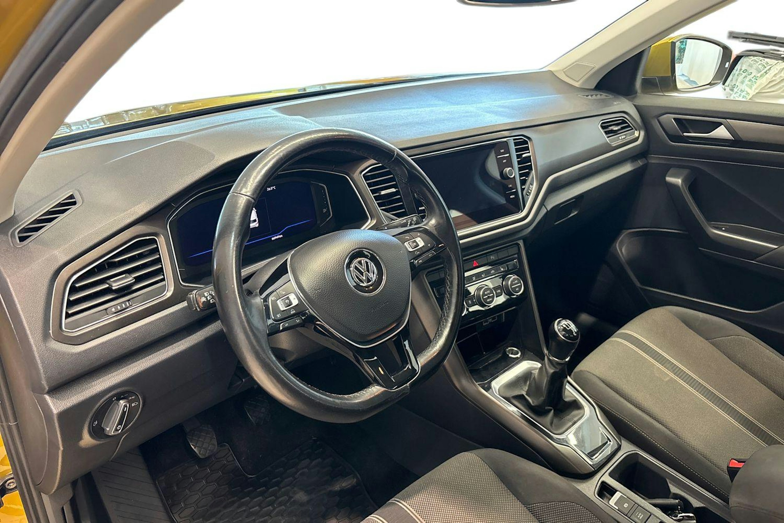Keltainen Volkswagen T-Roc 2018 kuva 7.