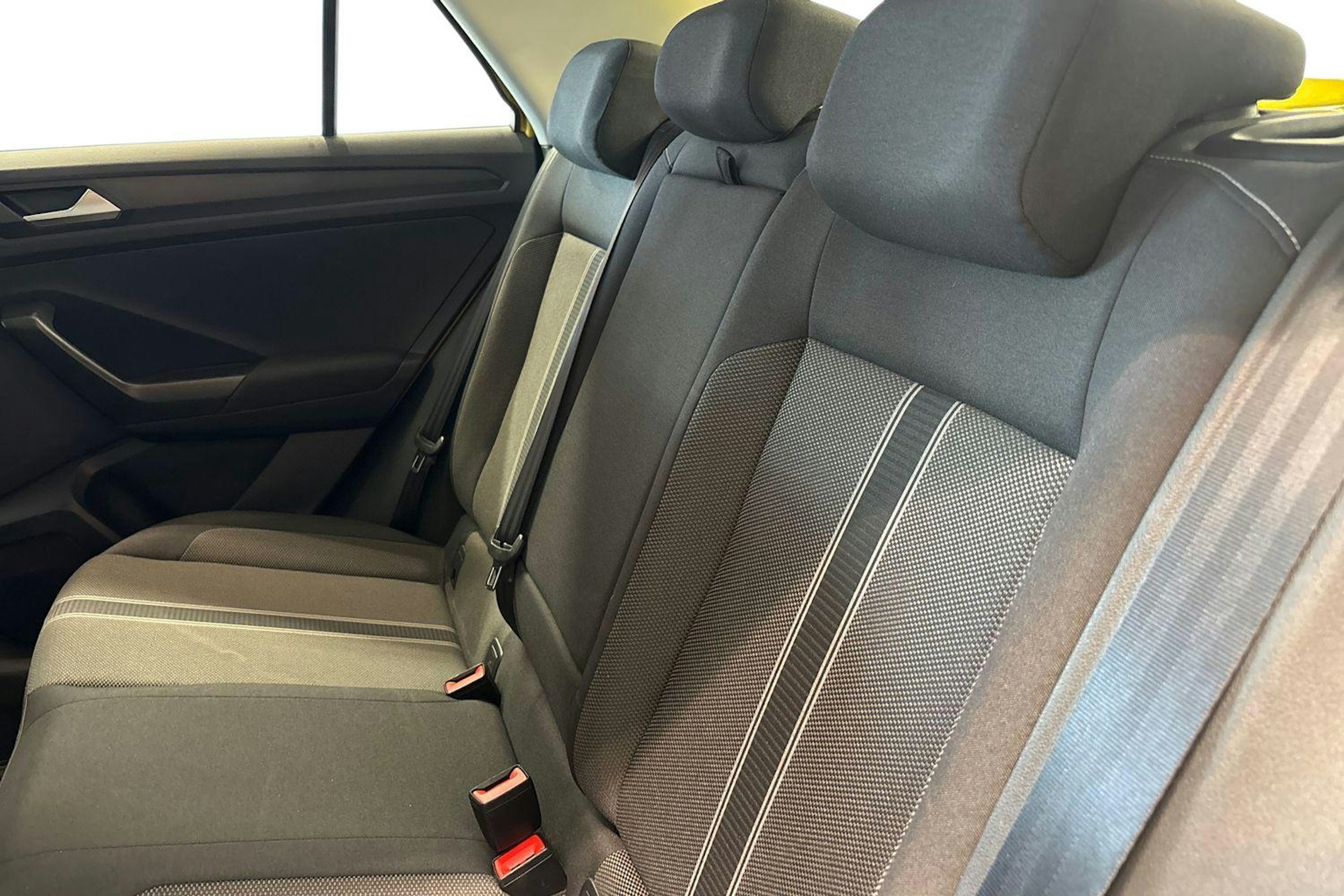 Keltainen Volkswagen T-Roc 2018 kuva 10.