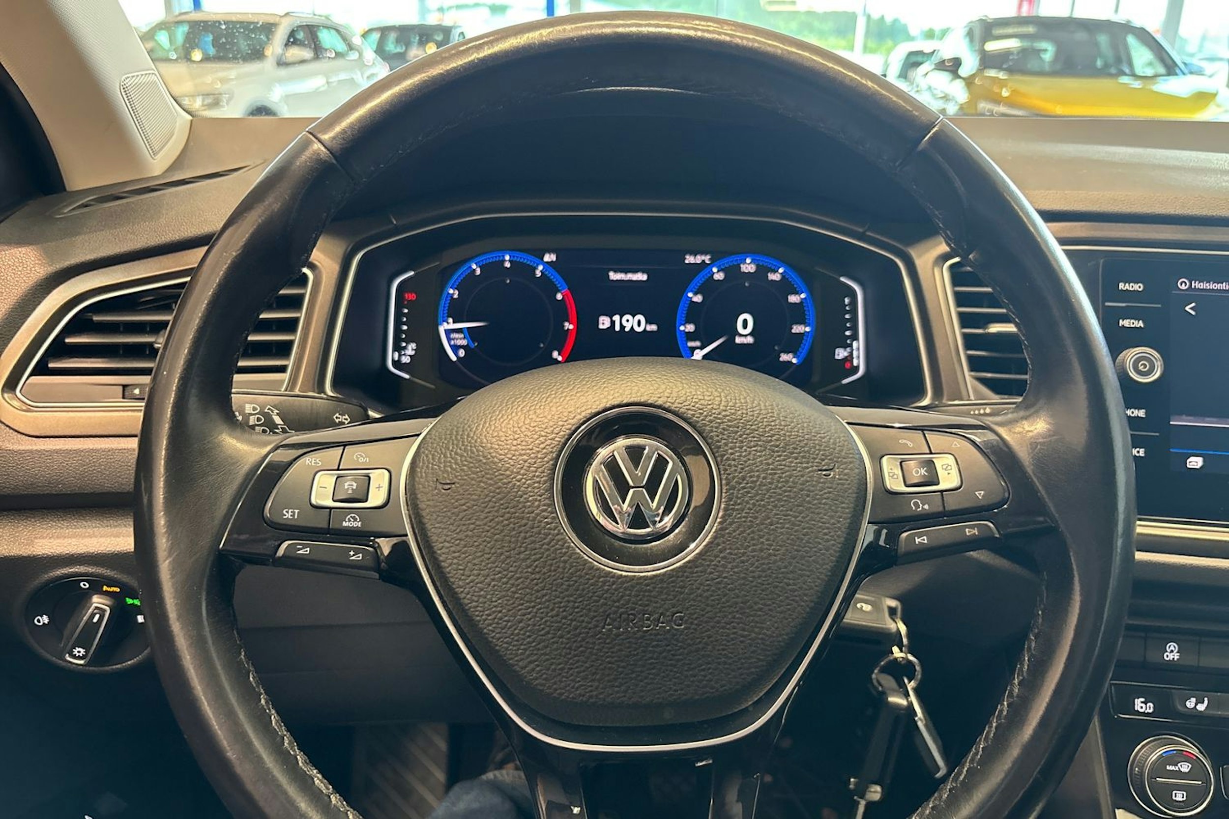 Keltainen Volkswagen T-Roc 2018 kuva 14.