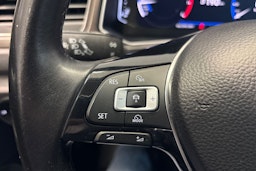 Keltainen Volkswagen T-Roc 2018 kuva 15.