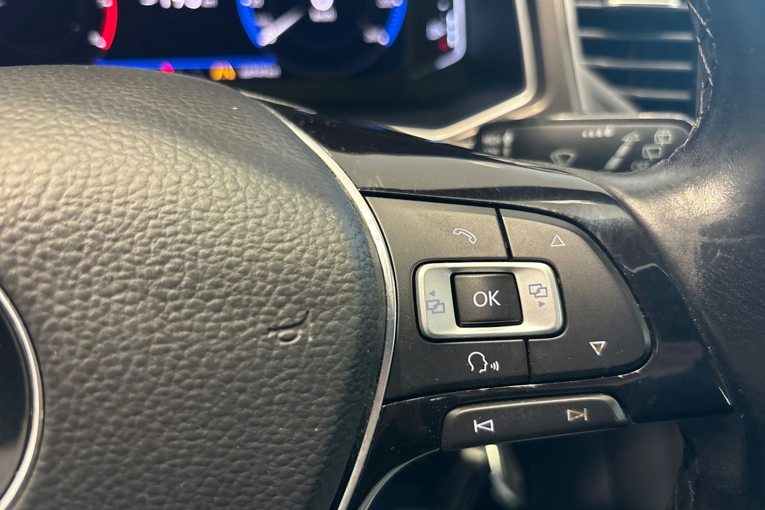 Keltainen Volkswagen T-Roc 2018 kuva 16.