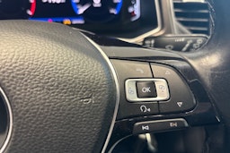 Keltainen Volkswagen T-Roc 2018 kuva 16.