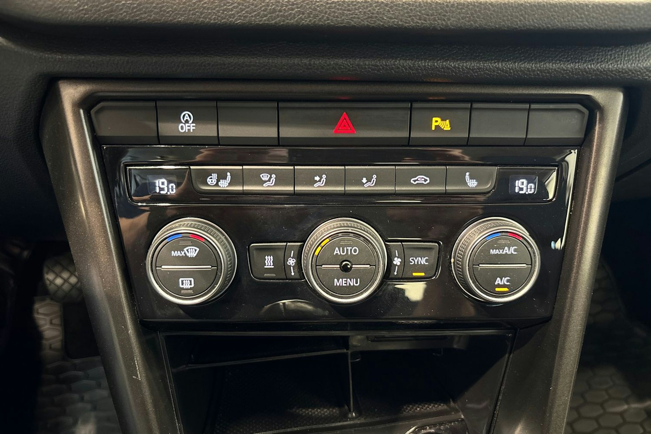 Keltainen Volkswagen T-Roc 2018 kuva 20.