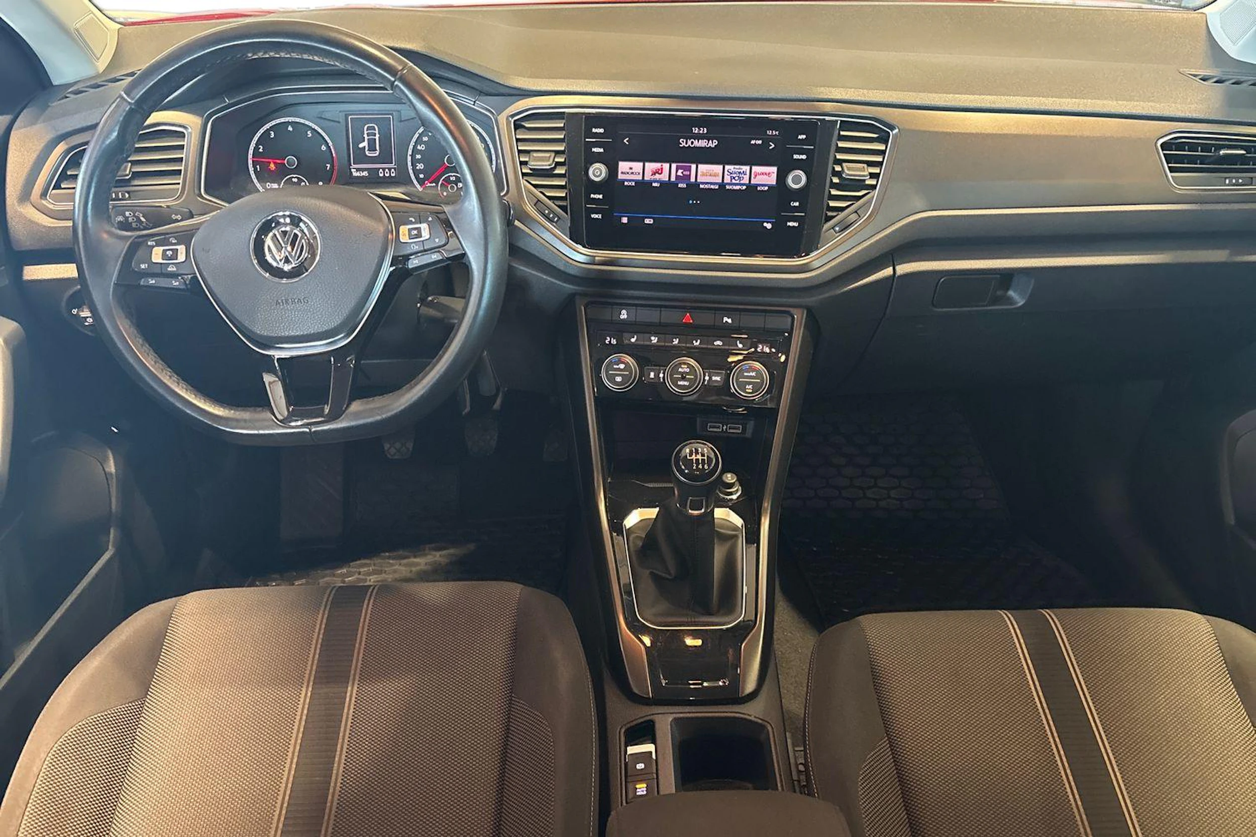 Punainen Volkswagen T-Roc 2018 kuva 7.