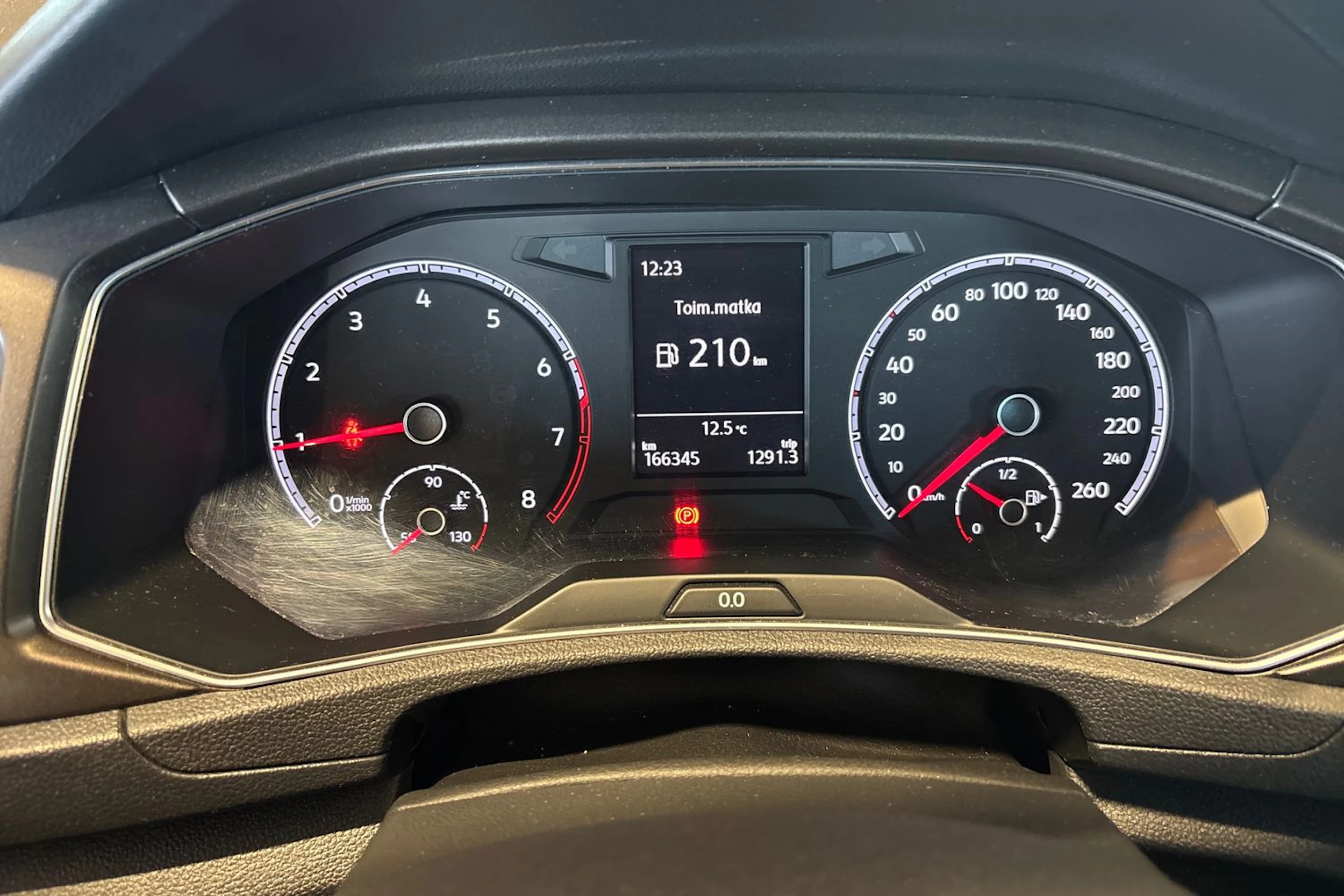 Punainen Volkswagen T-Roc 2018 kuva 11.