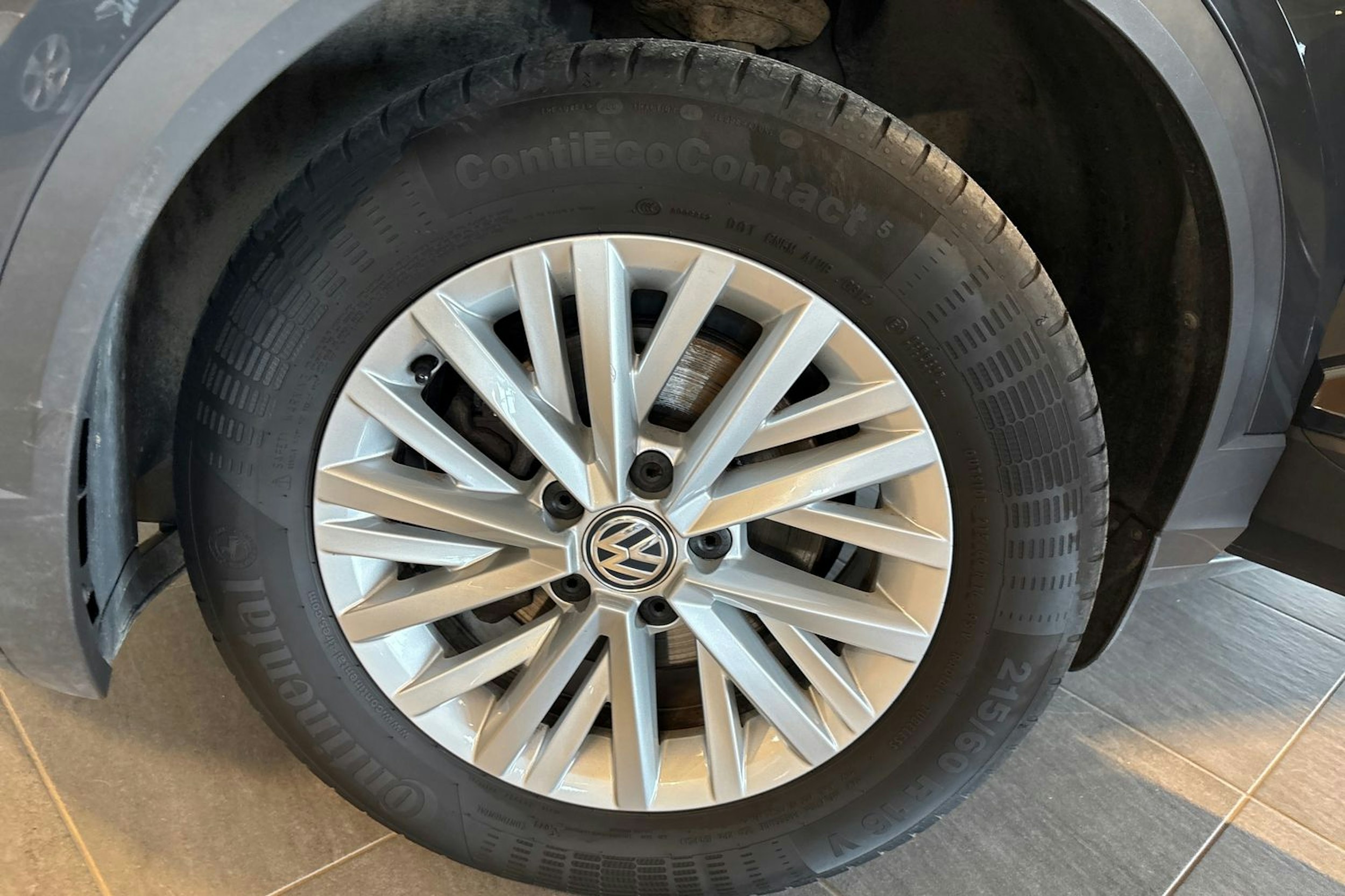harmaa Volkswagen T-Roc 2018 kuva 13.