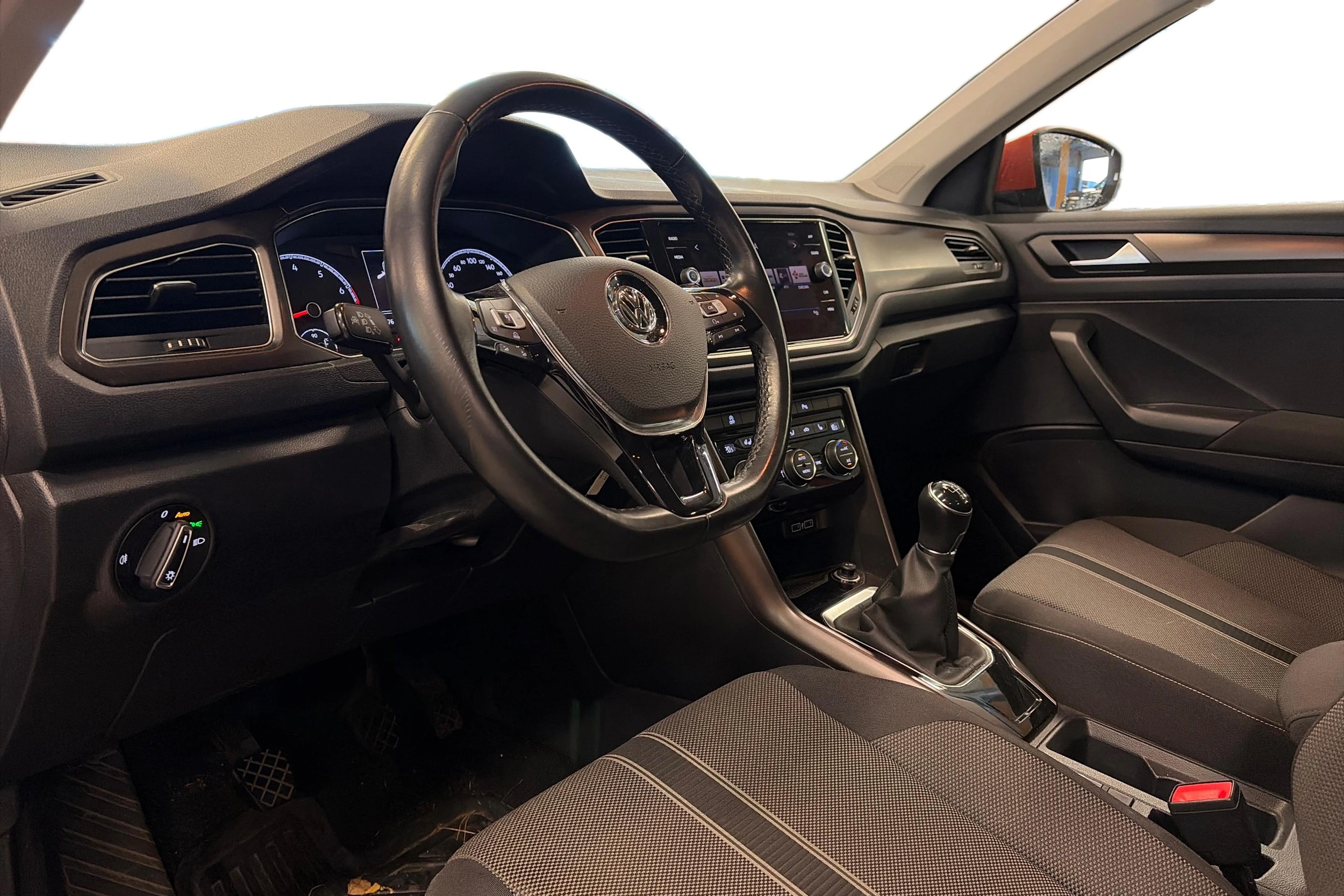 oranssi Volkswagen T-Roc 2018 kuva 3.