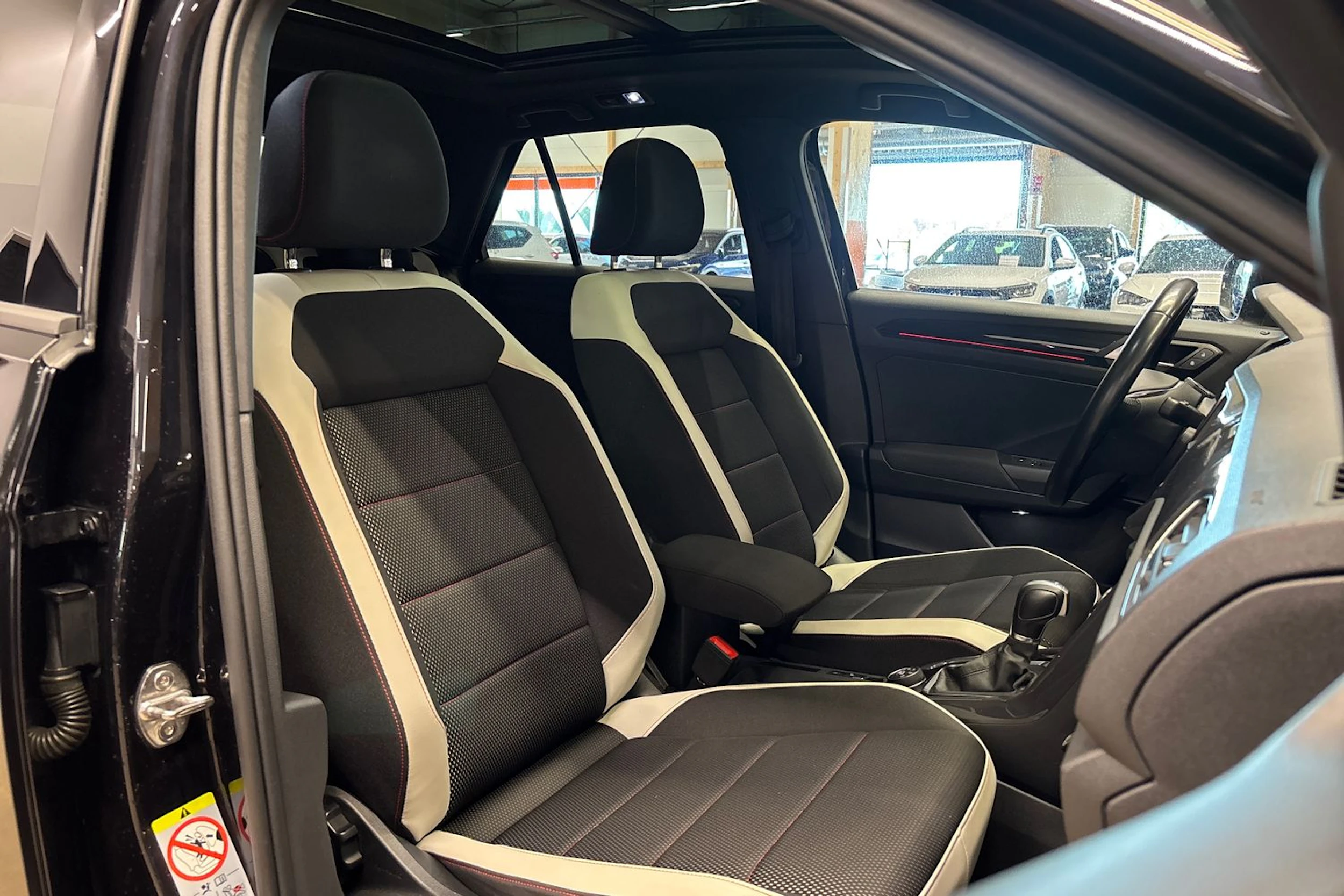 musta Volkswagen T-Roc 2018 kuva 11.