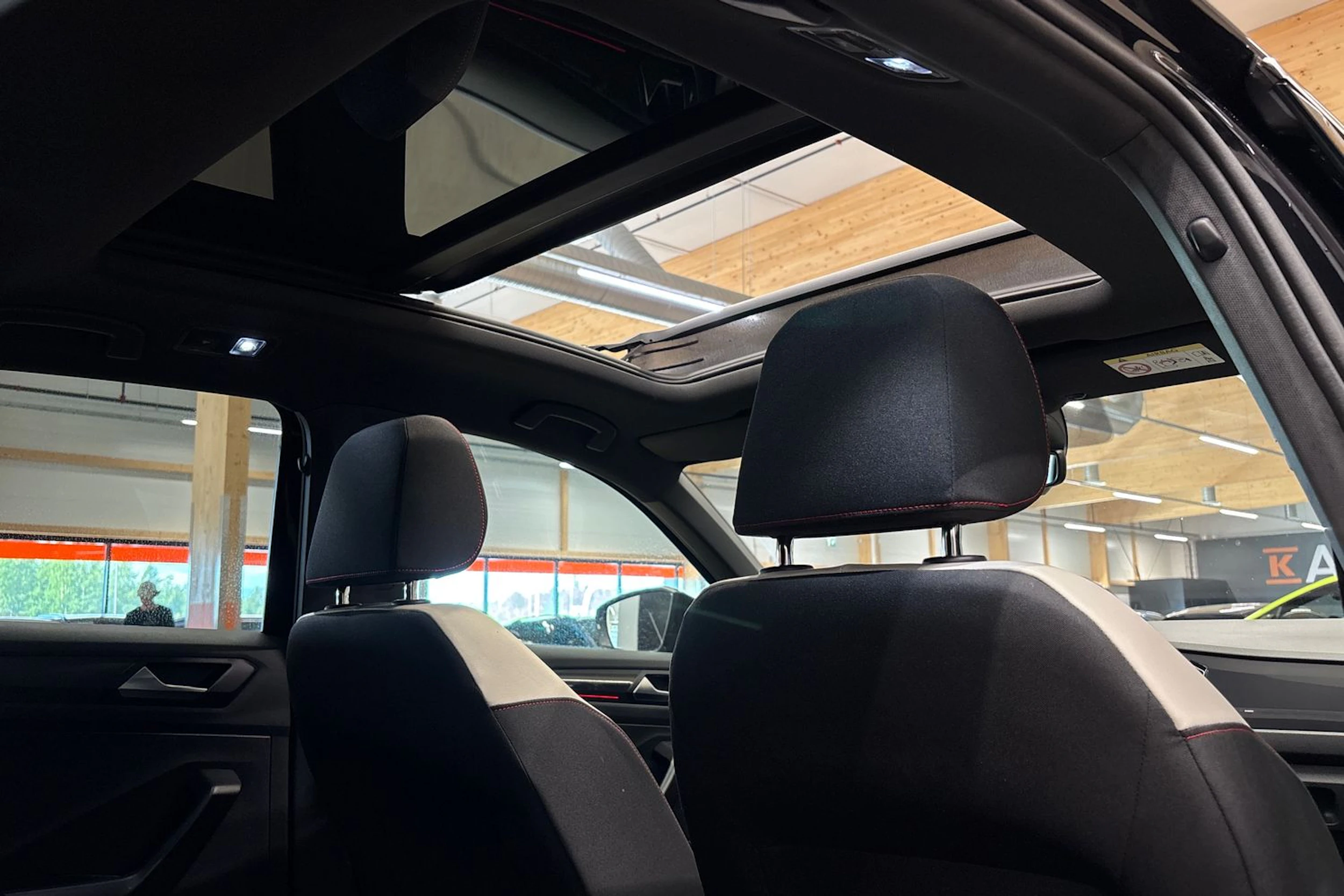 musta Volkswagen T-Roc 2018 kuva 12.