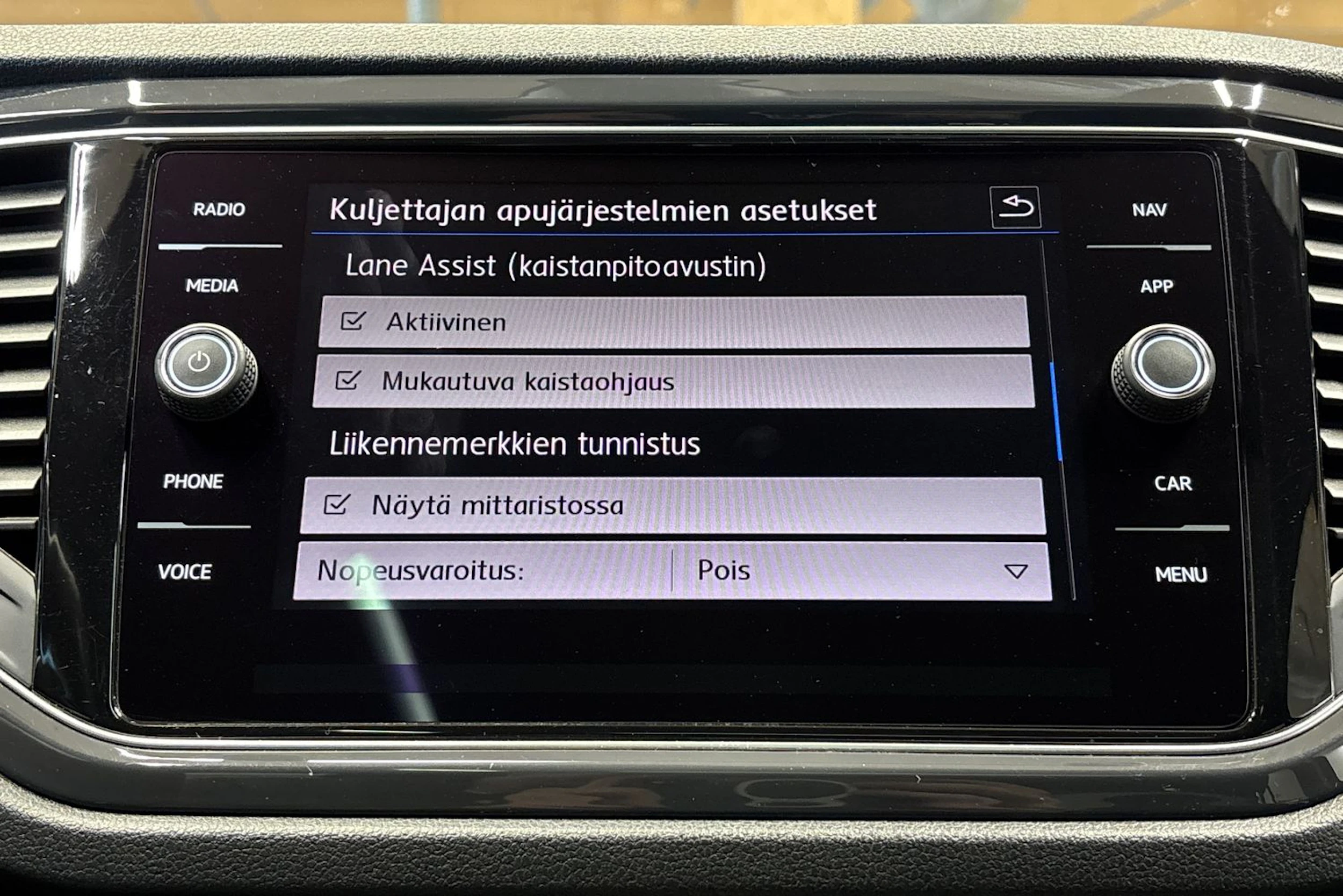 musta Volkswagen T-Roc 2018 kuva 21.