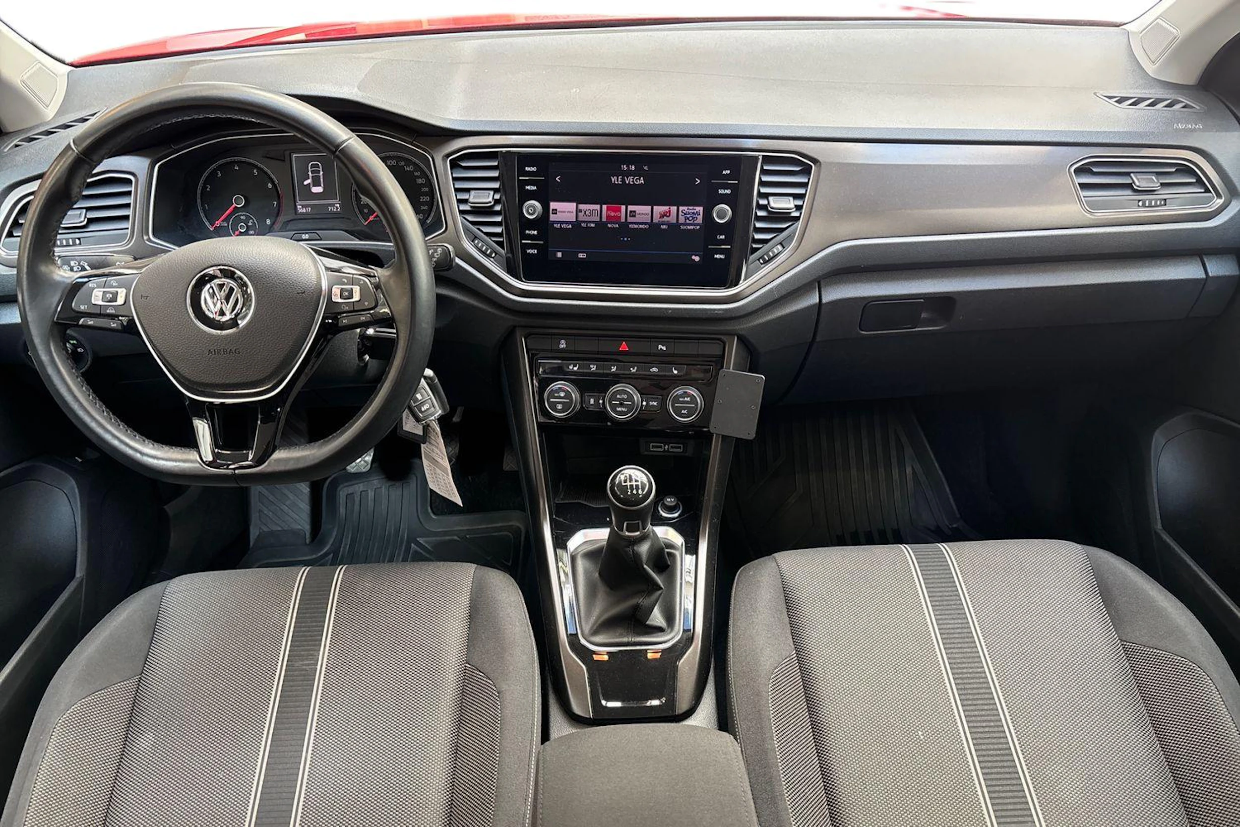 punainen Volkswagen T-Roc 2018 kuva 9.
