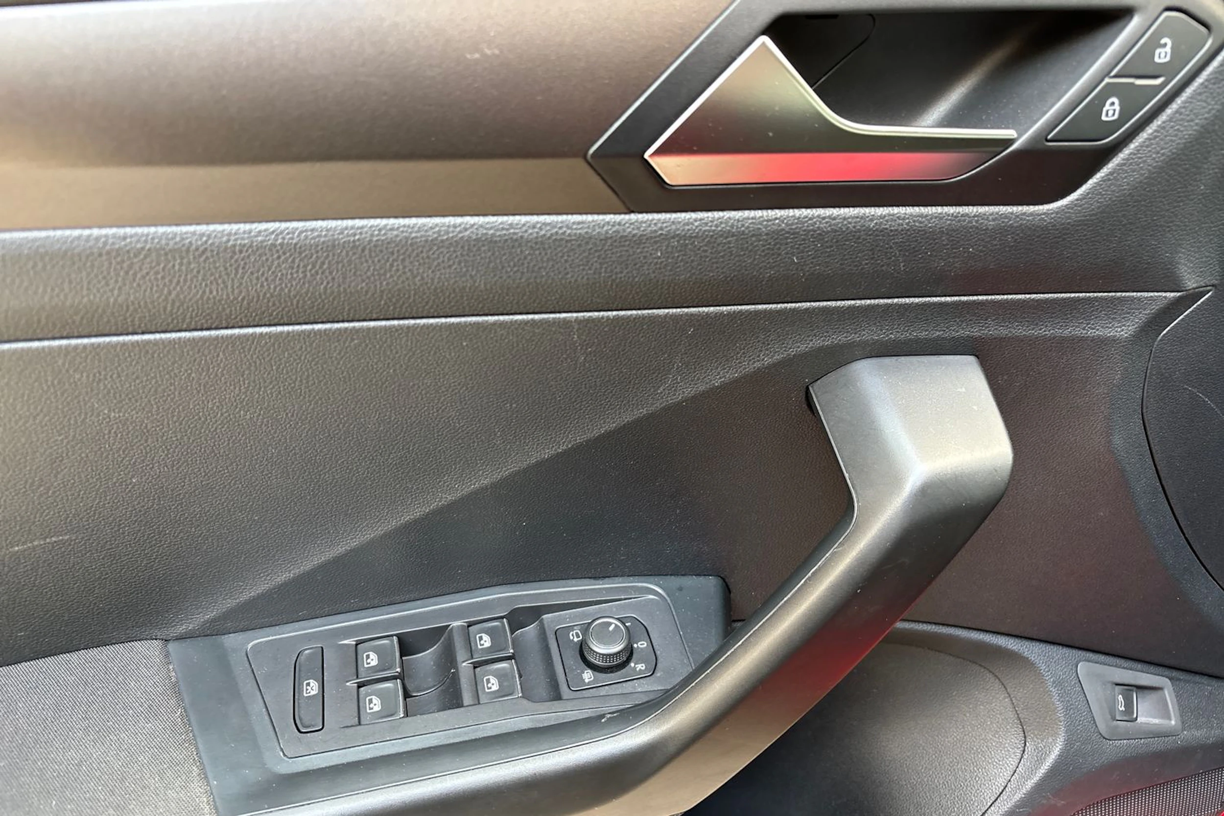 punainen Volkswagen T-Roc 2018 kuva 18.