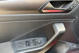 punainen Volkswagen T-Roc 2018 kuva 18.
