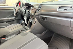 punainen Volkswagen T-Roc 2018 kuva 27.