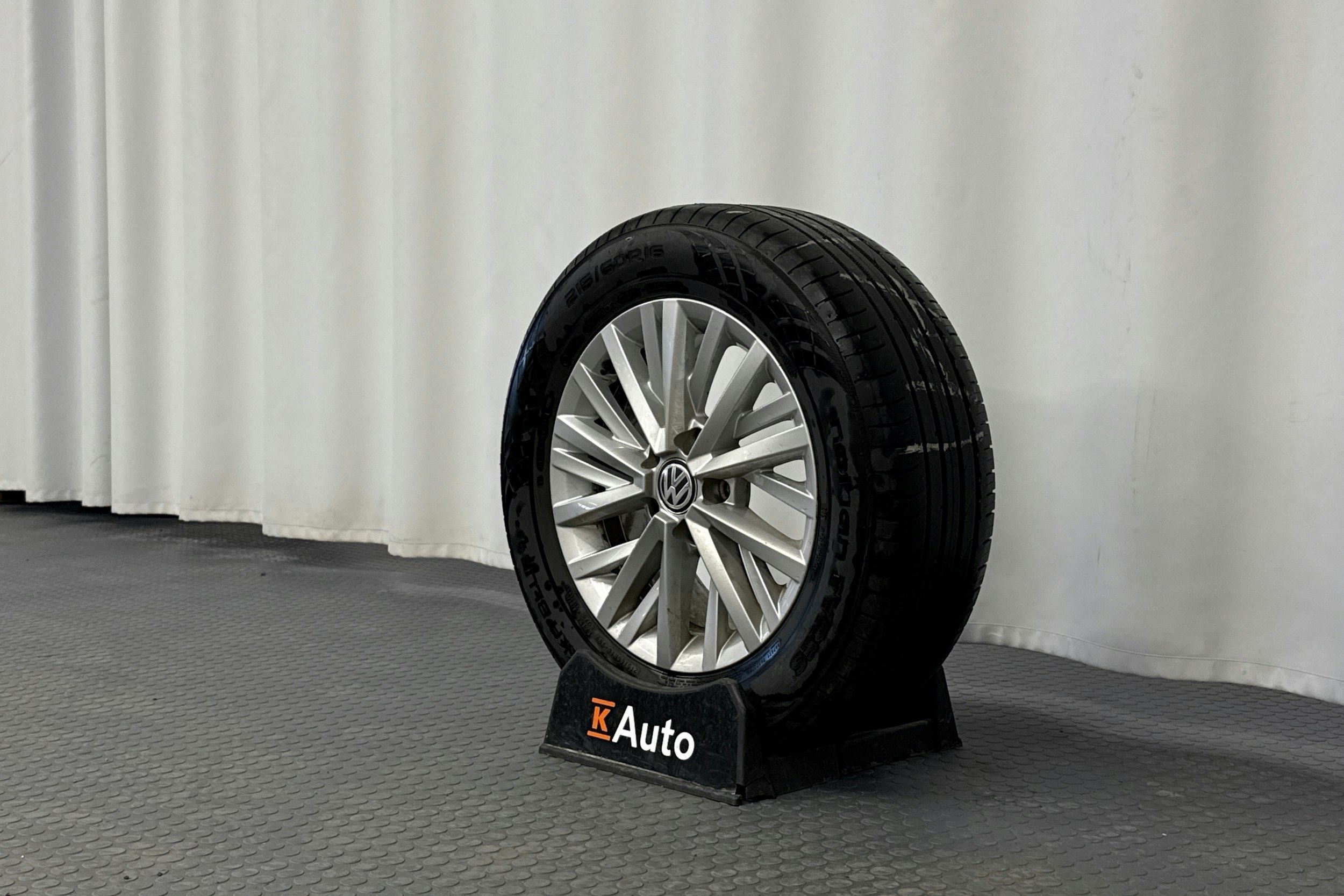 ruskea (beige) Volkswagen T-Roc 2018 kuva 13.