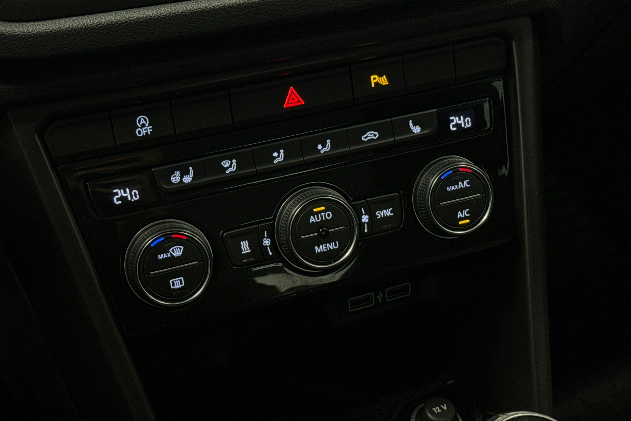 ruskea (beige) Volkswagen T-Roc 2018 kuva 23.