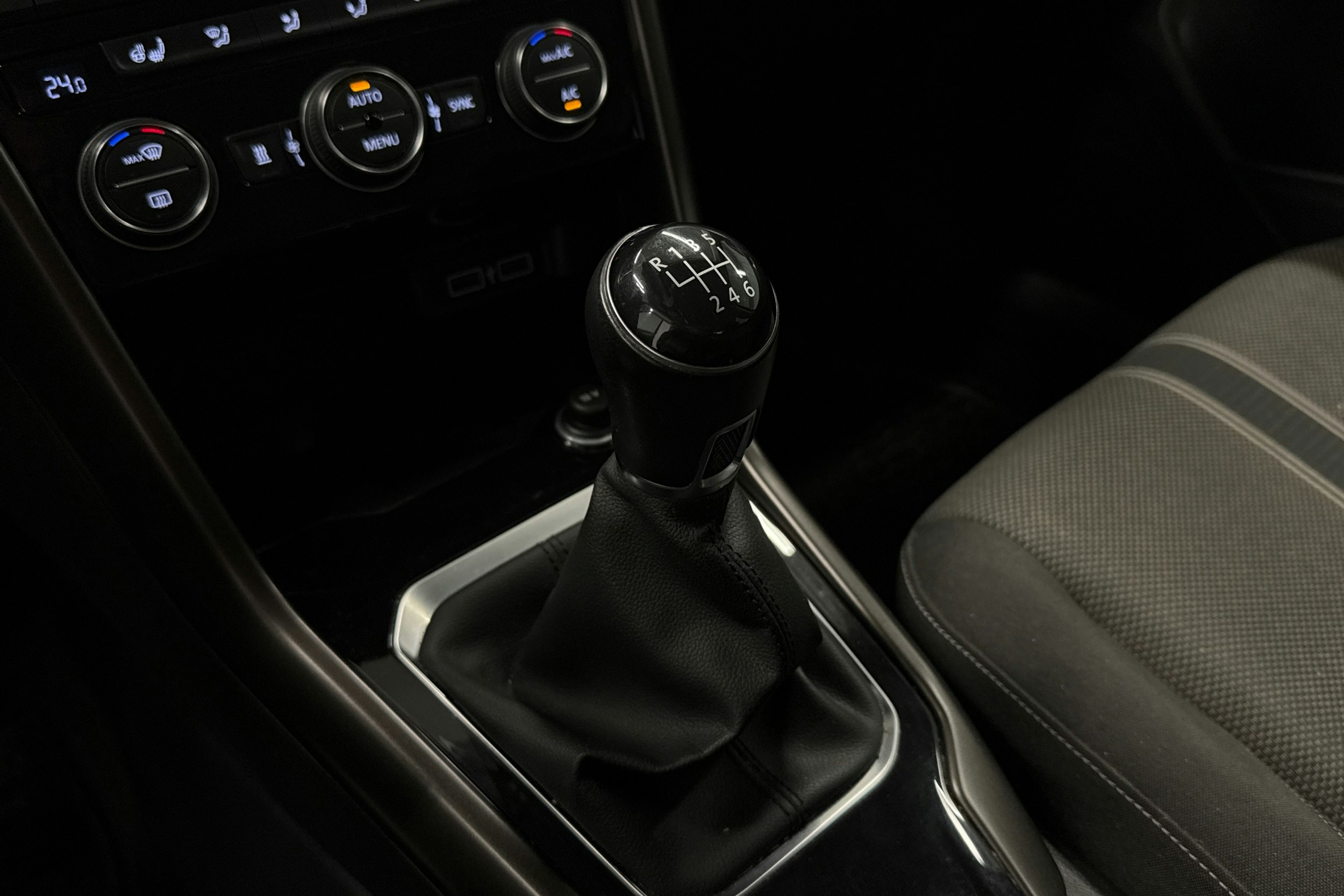 ruskea (beige) Volkswagen T-Roc 2018 kuva 24.