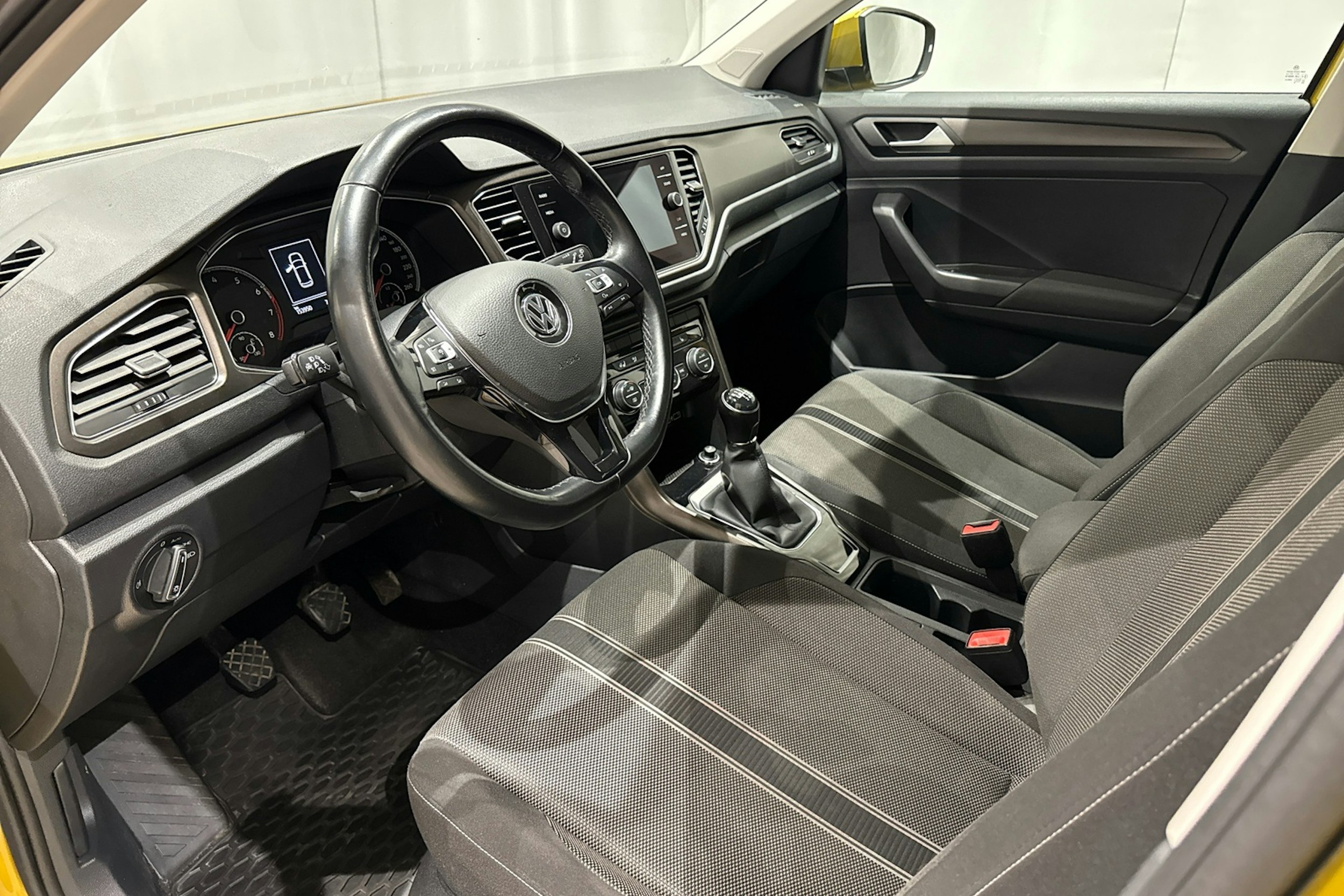 met. keltainen Volkswagen T-Roc 2018 kuva 6.