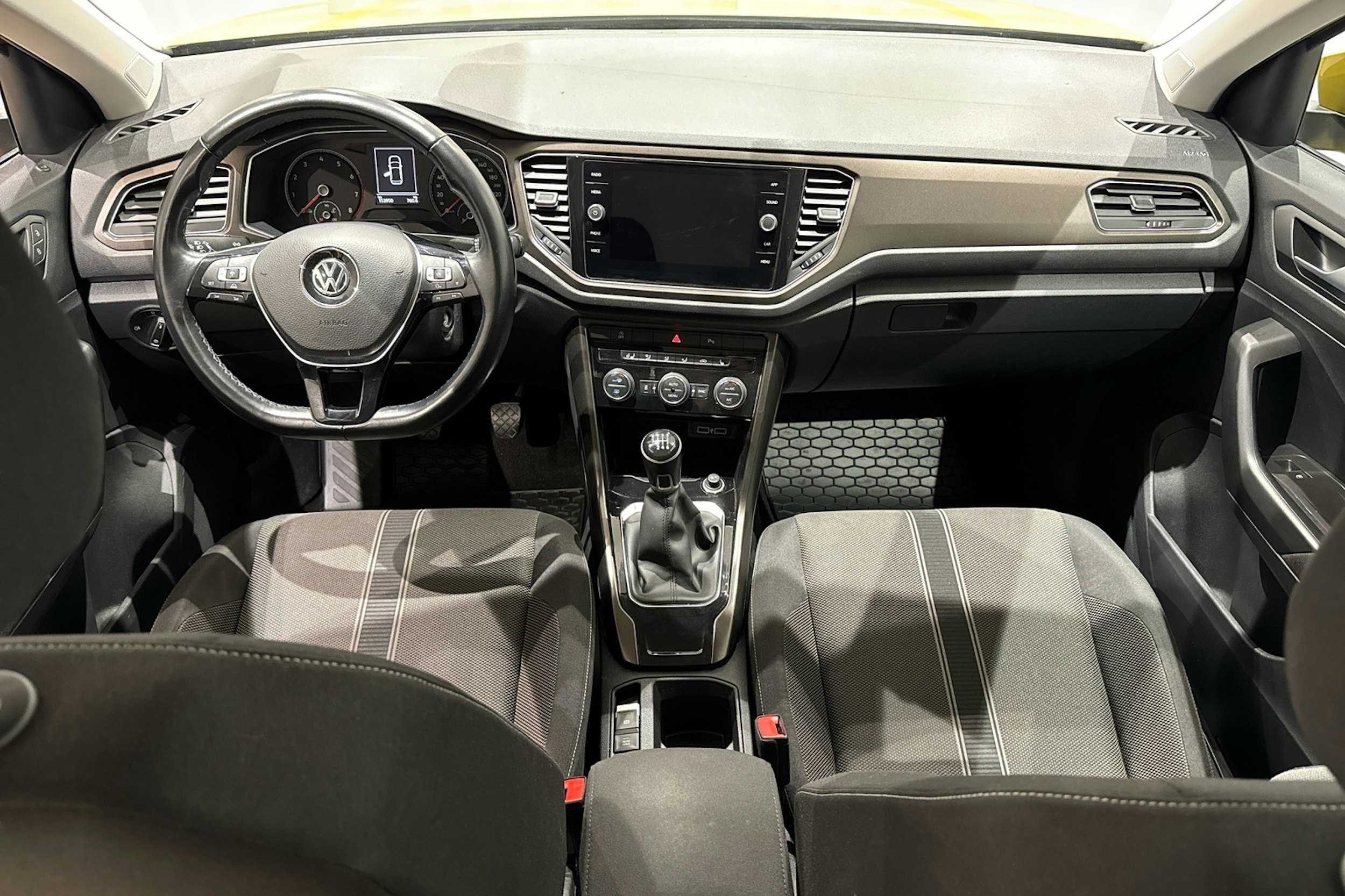 met. keltainen Volkswagen T-Roc 2018 kuva 7.