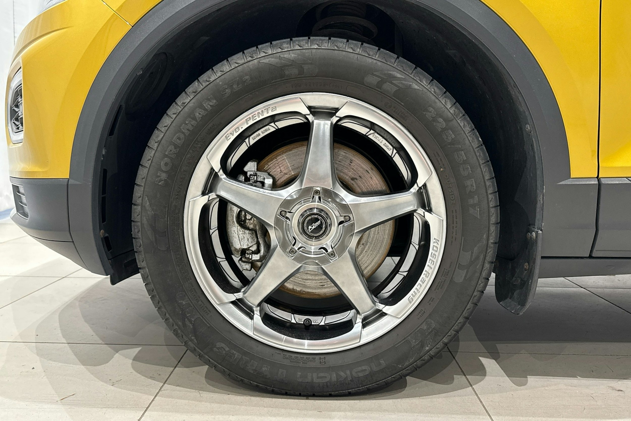 met. keltainen Volkswagen T-Roc 2018 kuva 9.