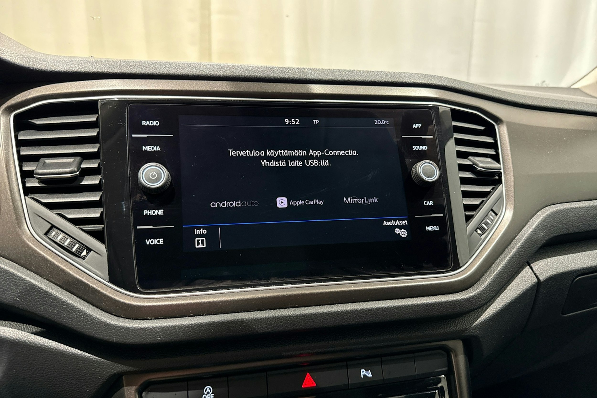 met. keltainen Volkswagen T-Roc 2018 kuva 16.