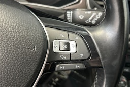 punainen Volkswagen T-Roc 2018 kuva 21.
