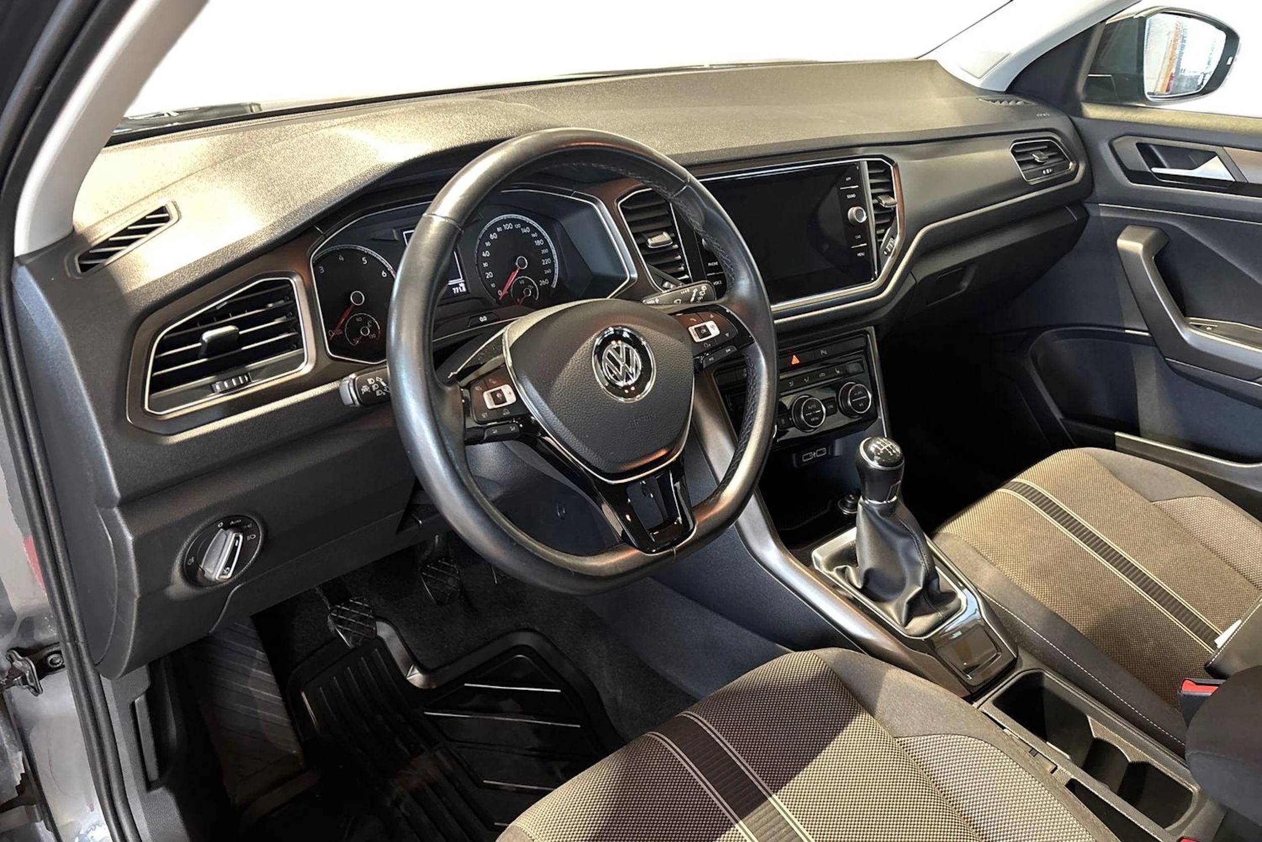 Harmaa Volkswagen T-Roc 2018 kuva 6.