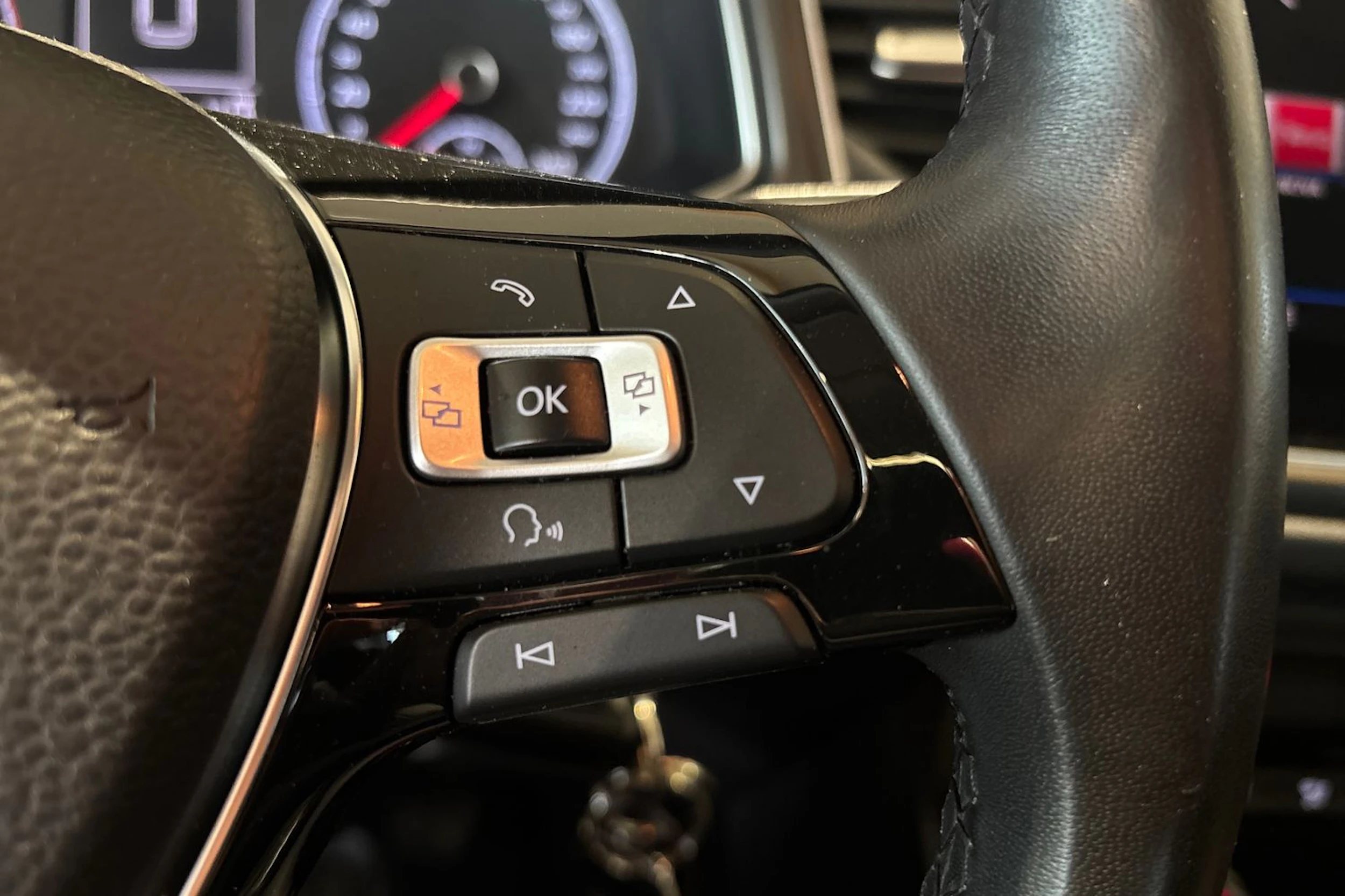 Harmaa Volkswagen T-Roc 2018 kuva 13.