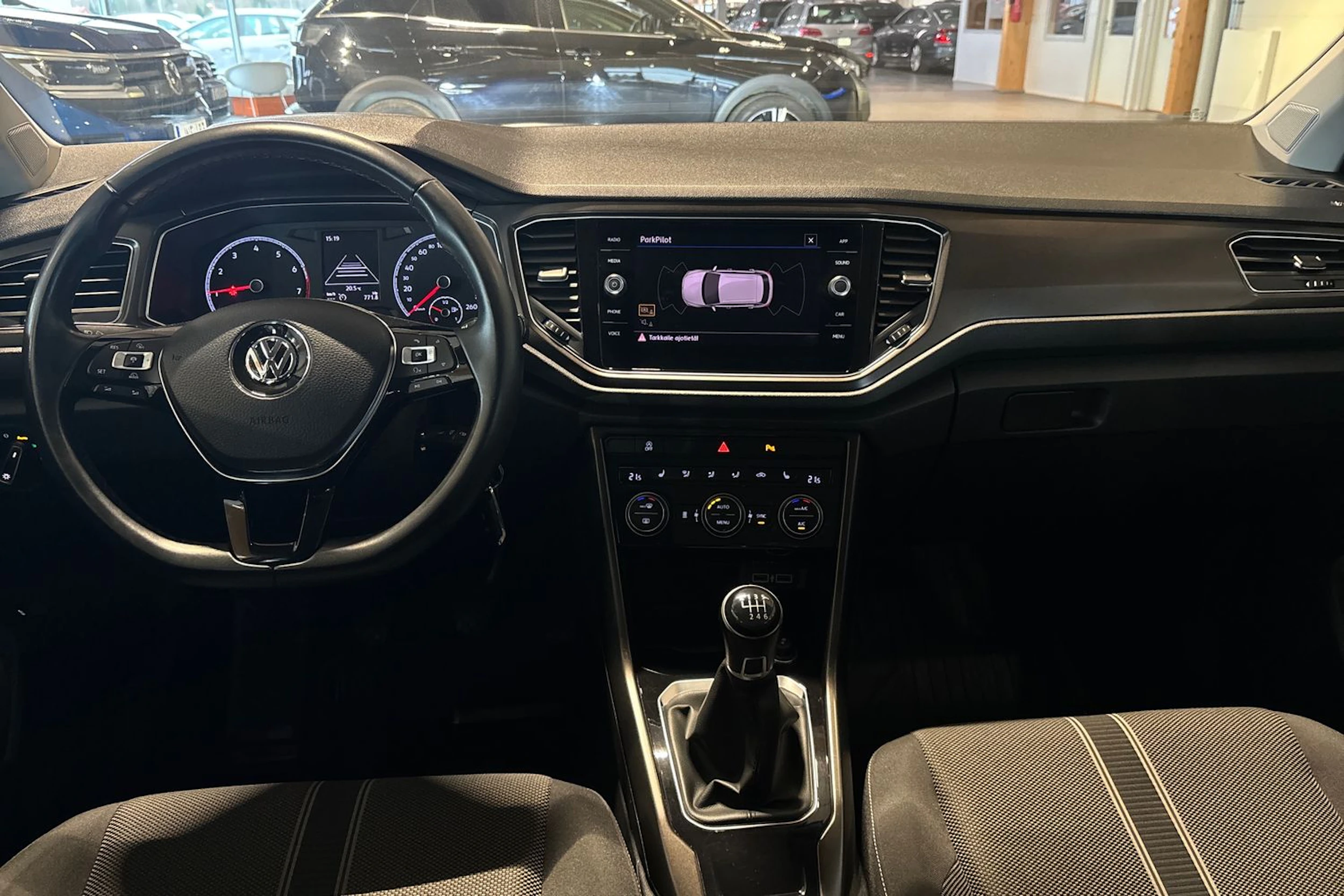 Harmaa Volkswagen T-Roc 2018 kuva 18.