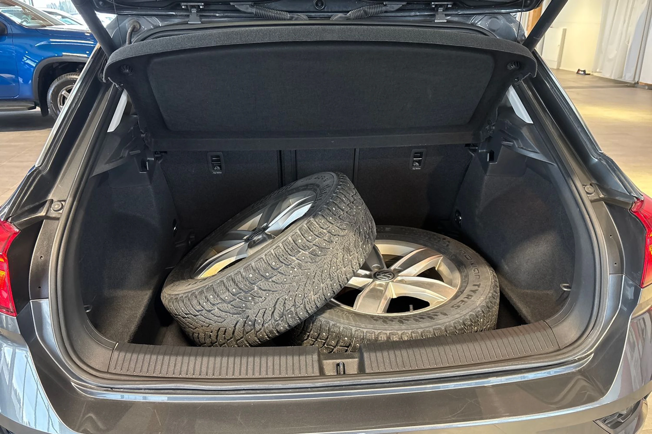 Harmaa Volkswagen T-Roc 2018 kuva 19.
