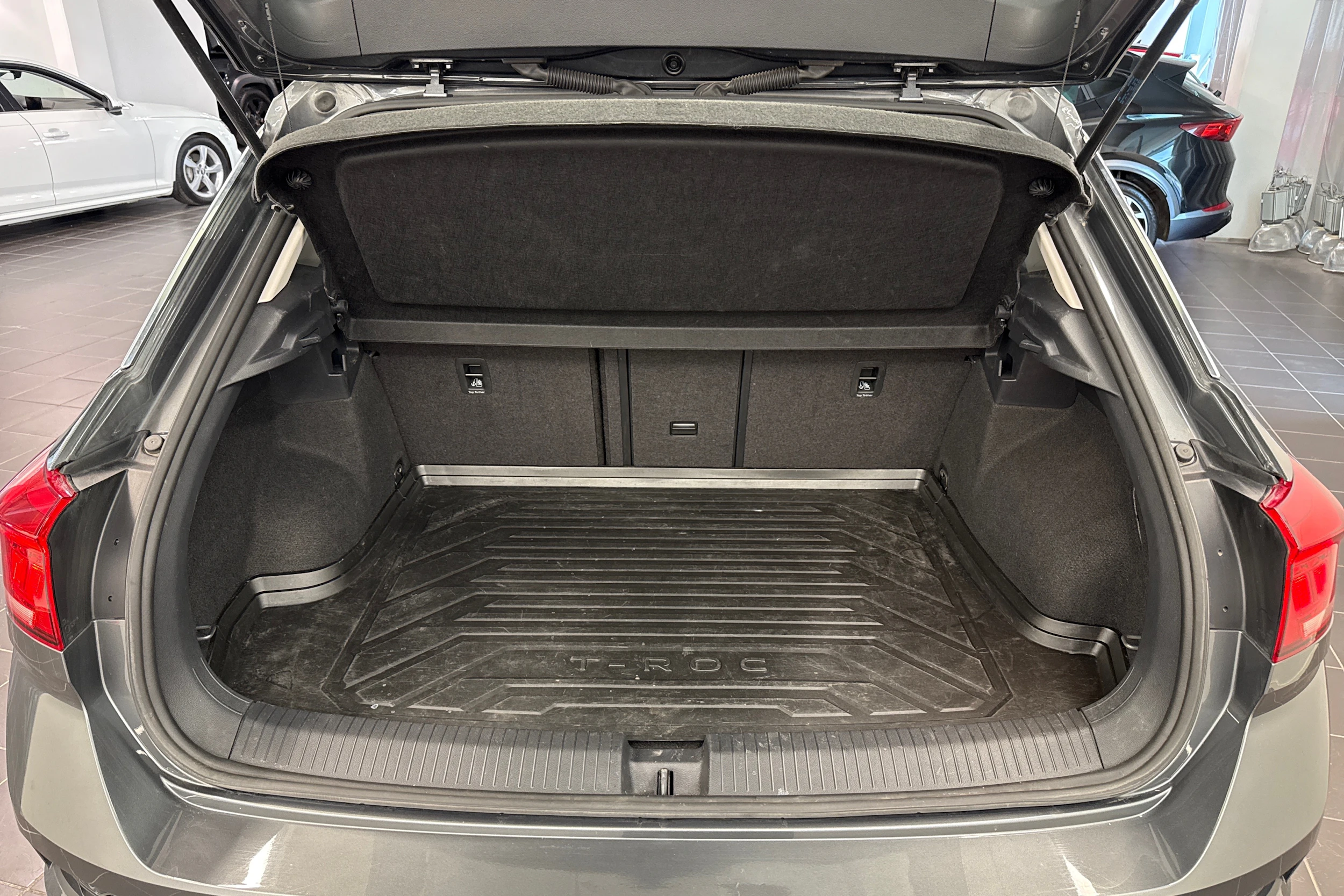 harmaa Volkswagen T-Roc 2018 kuva 15.
