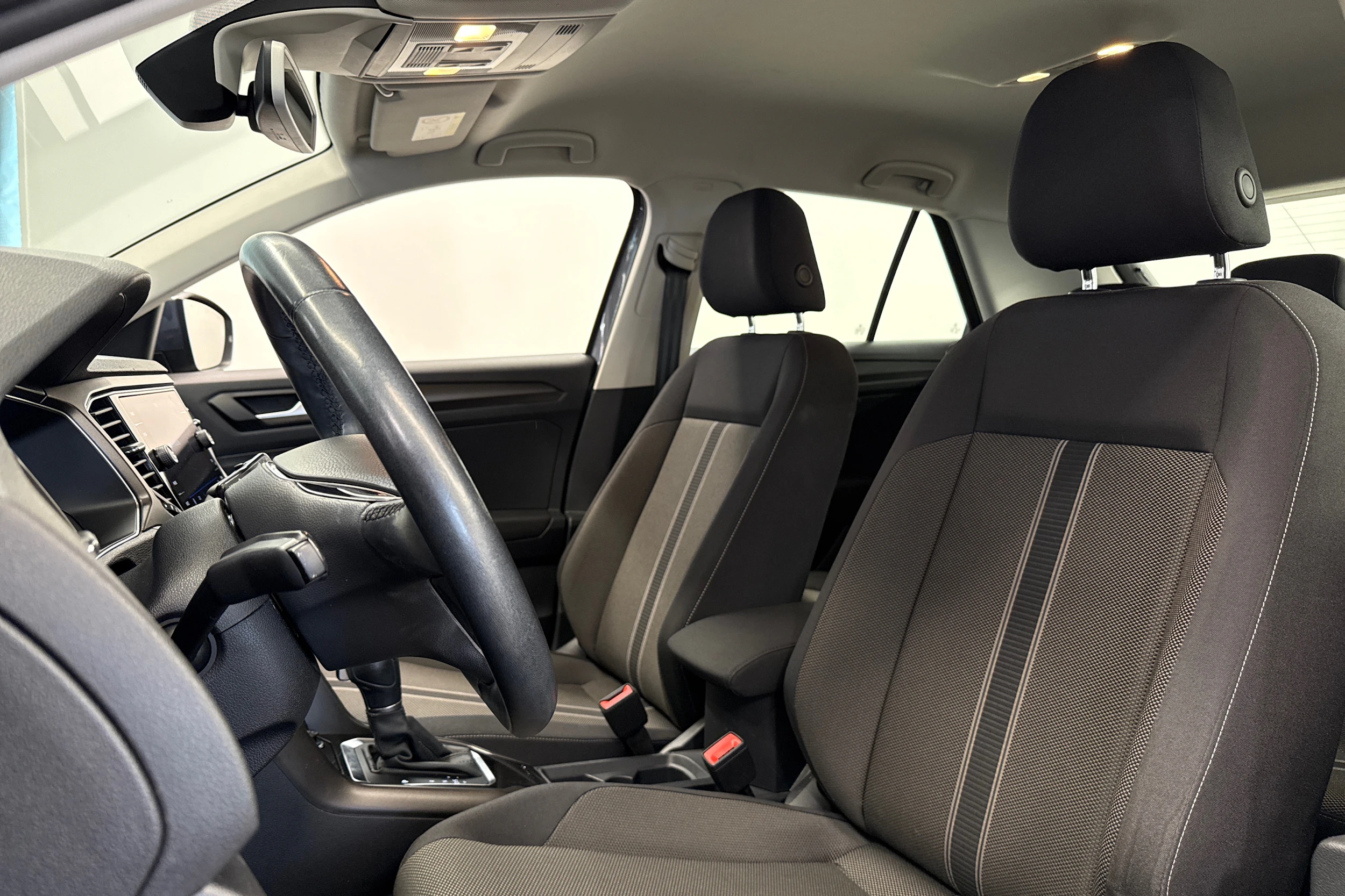 harmaa Volkswagen T-Roc 2018 kuva 16.
