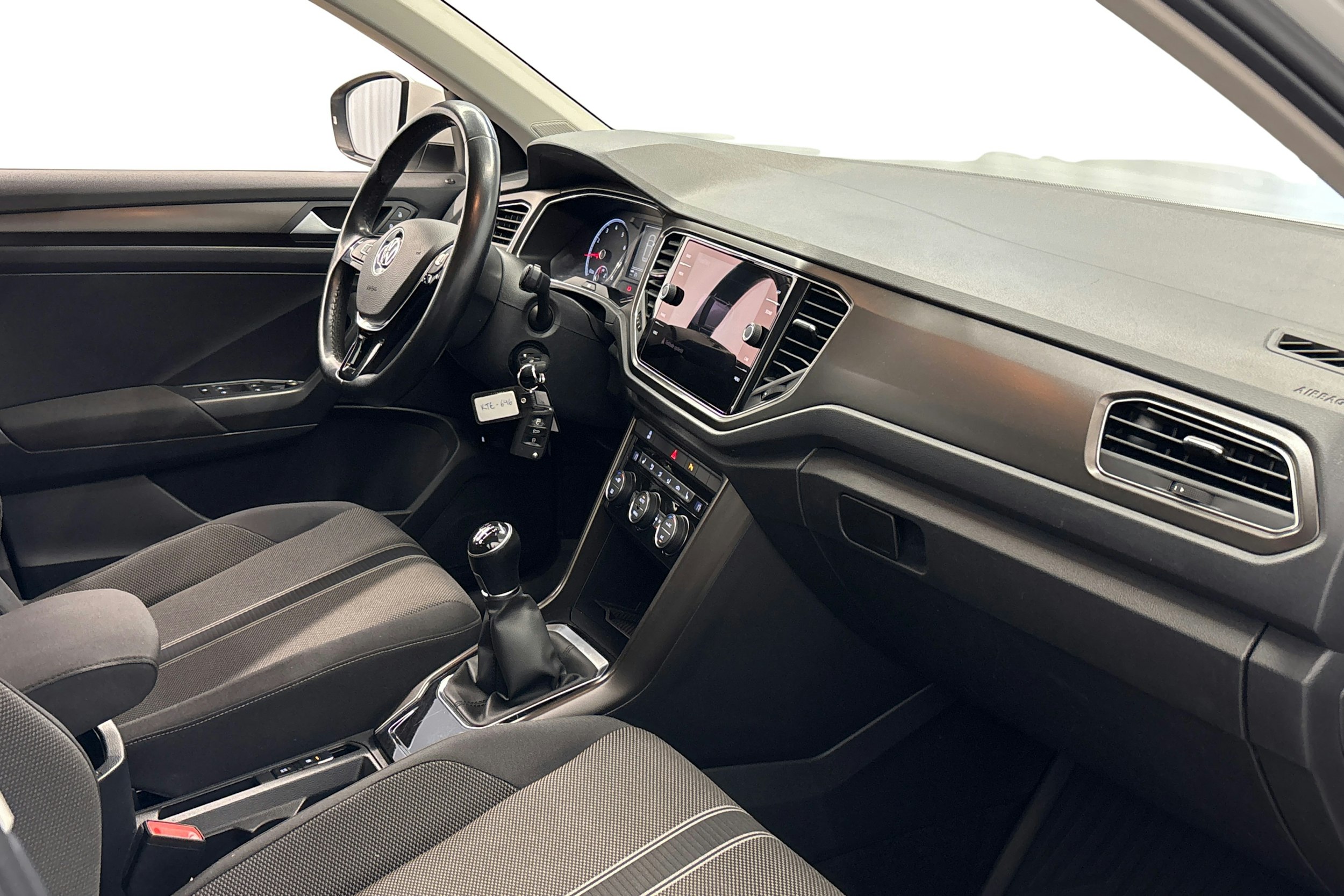 valkoinen Volkswagen T-Roc 2018 kuva 10.