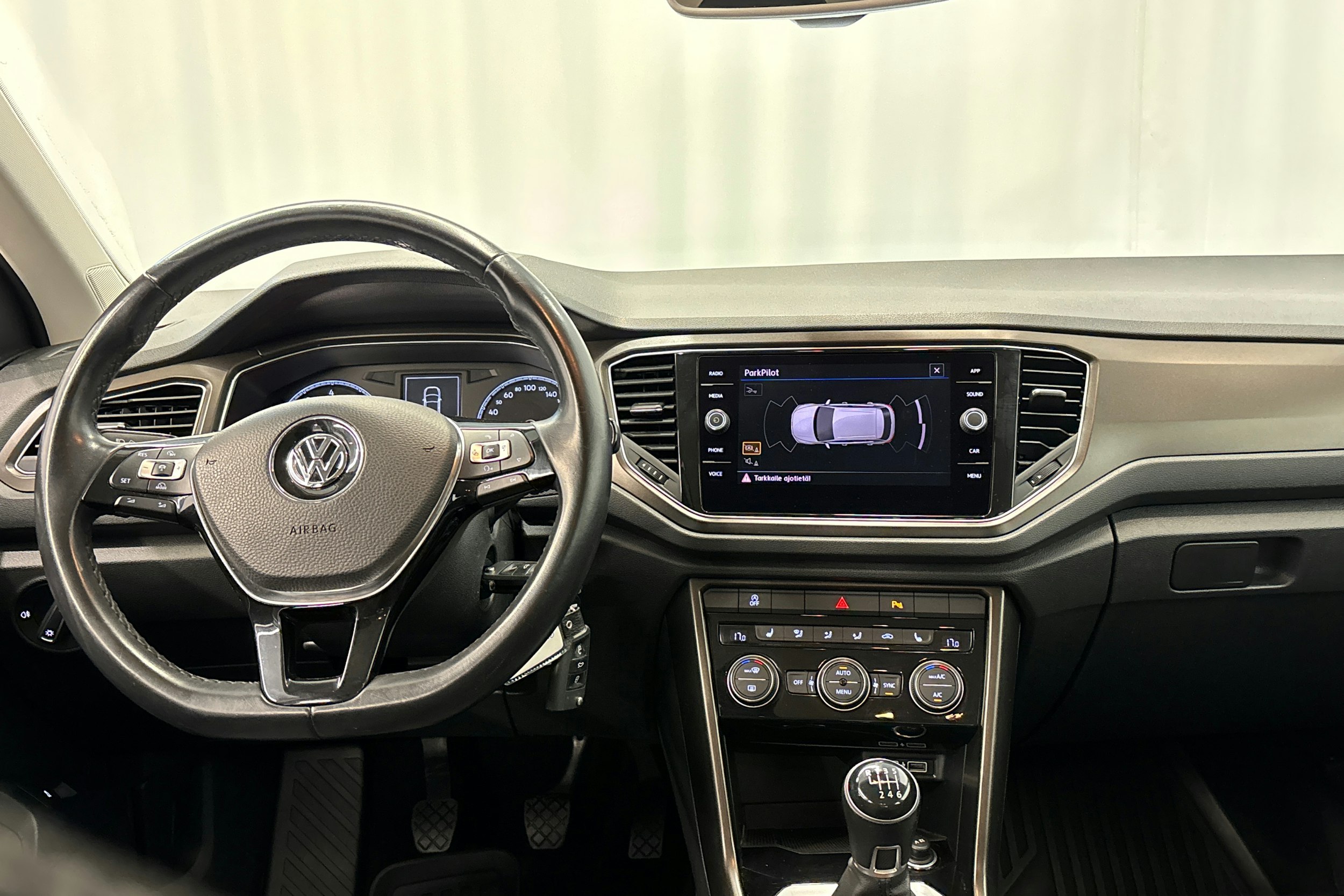 valkoinen Volkswagen T-Roc 2018 kuva 15.