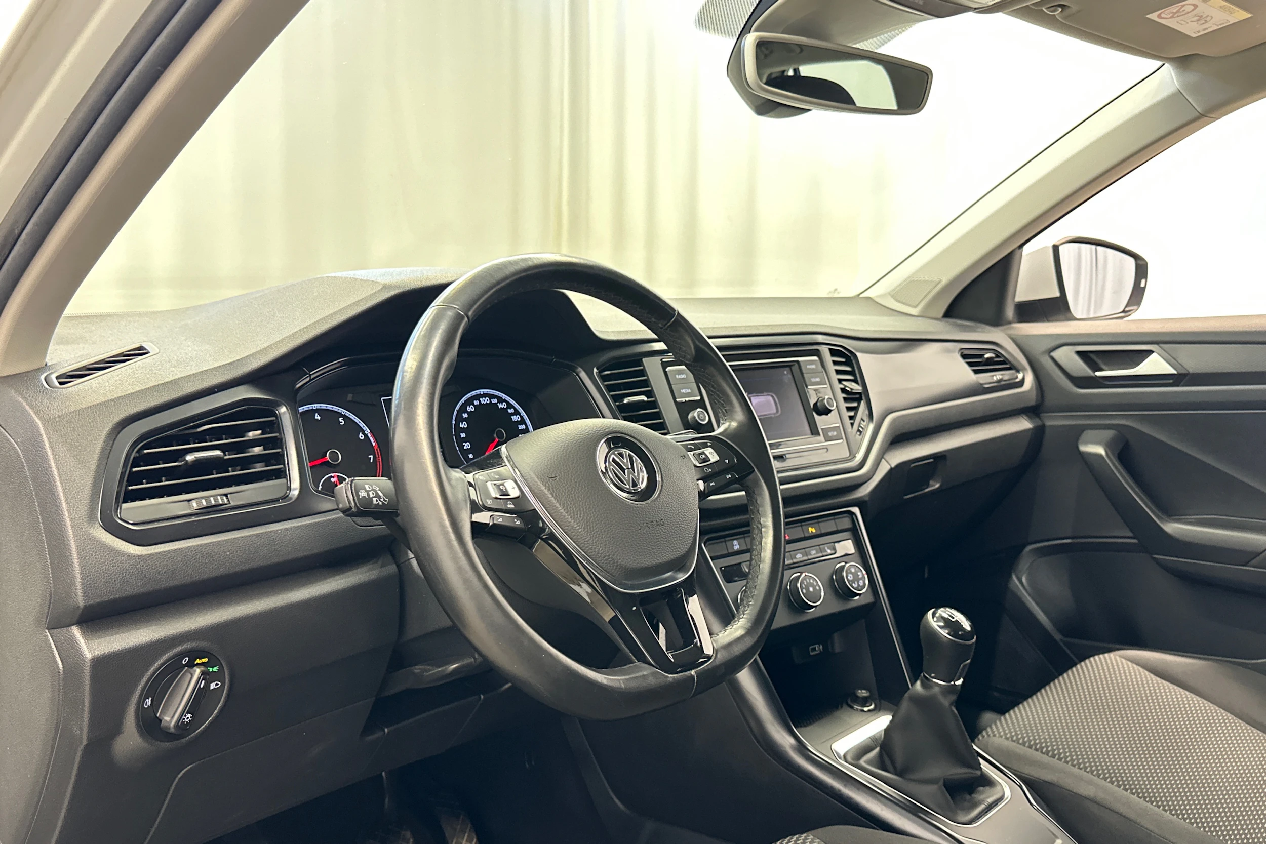 valkoinen Volkswagen T-Roc 2018 kuva 10.