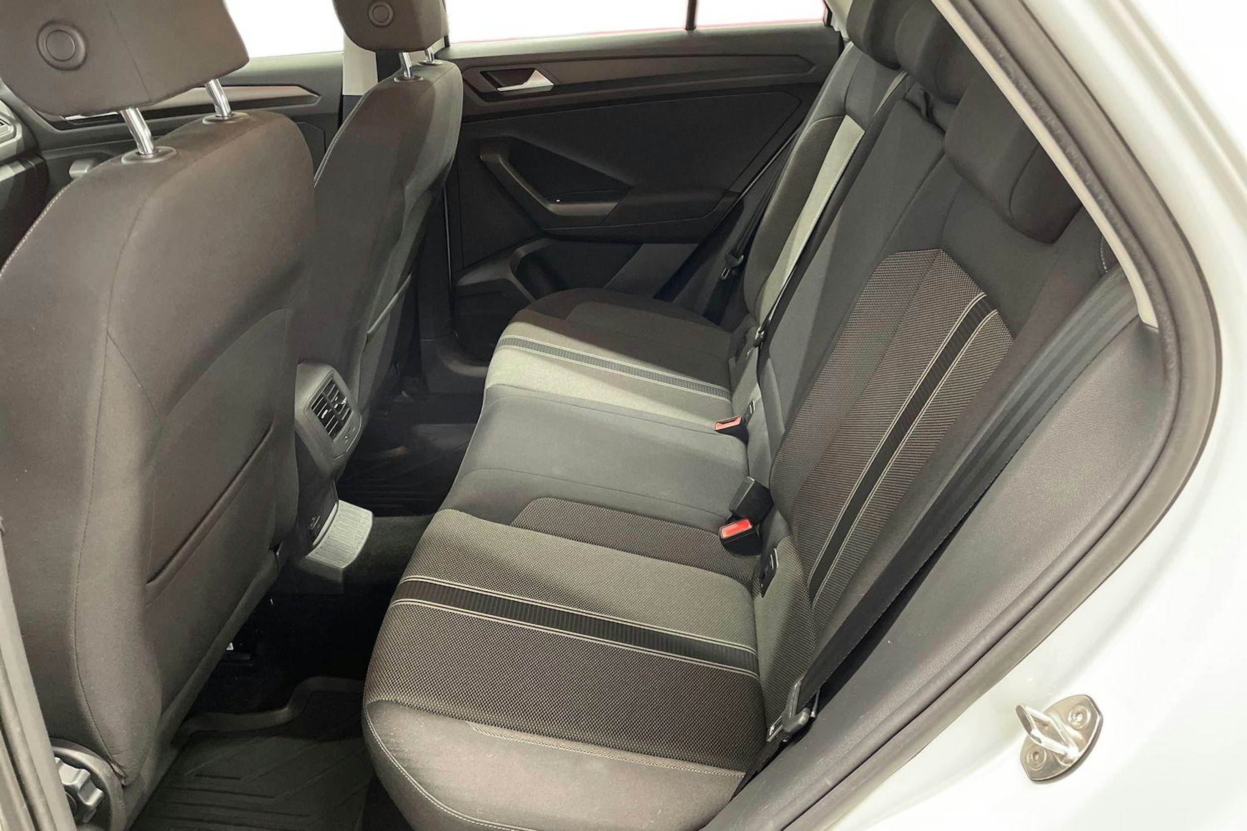 valkoinen Volkswagen T-Roc 2018 kuva 10.