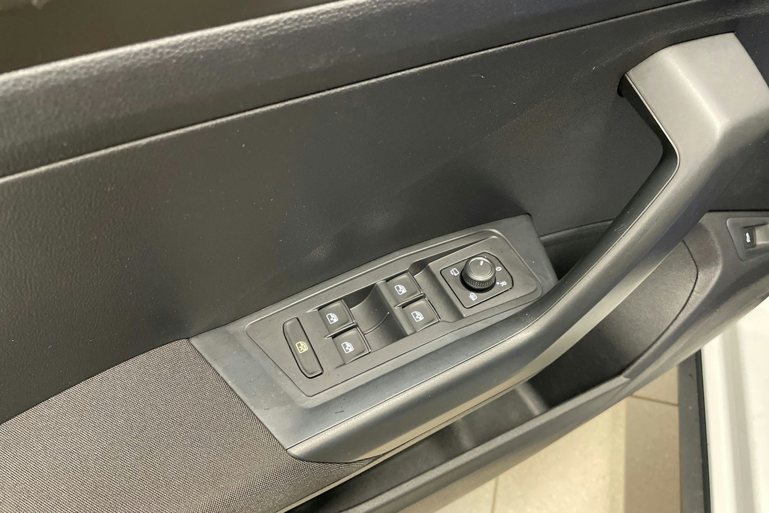 valkoinen Volkswagen T-Roc 2018 kuva 21.