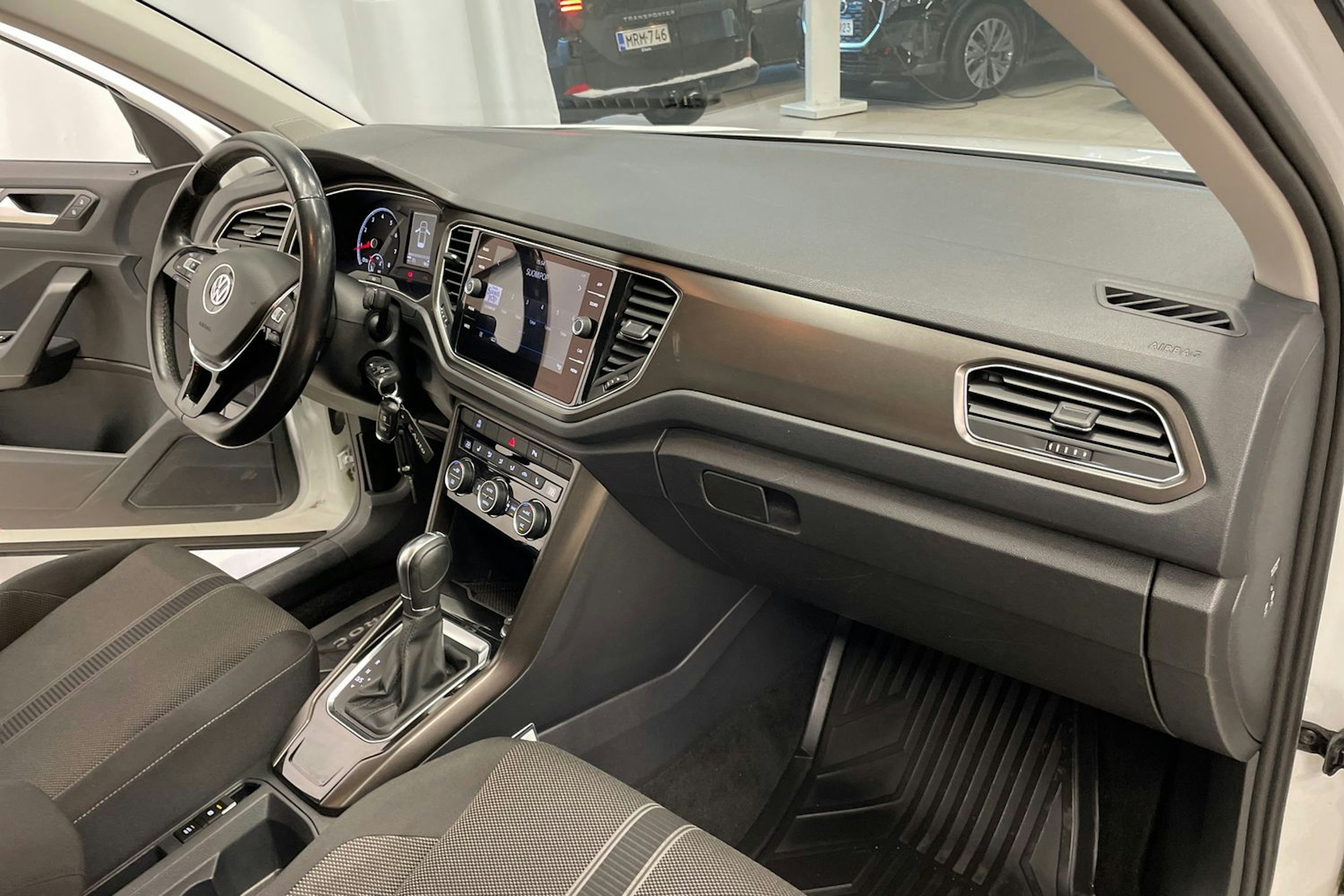 valkoinen Volkswagen T-Roc 2018 kuva 27.