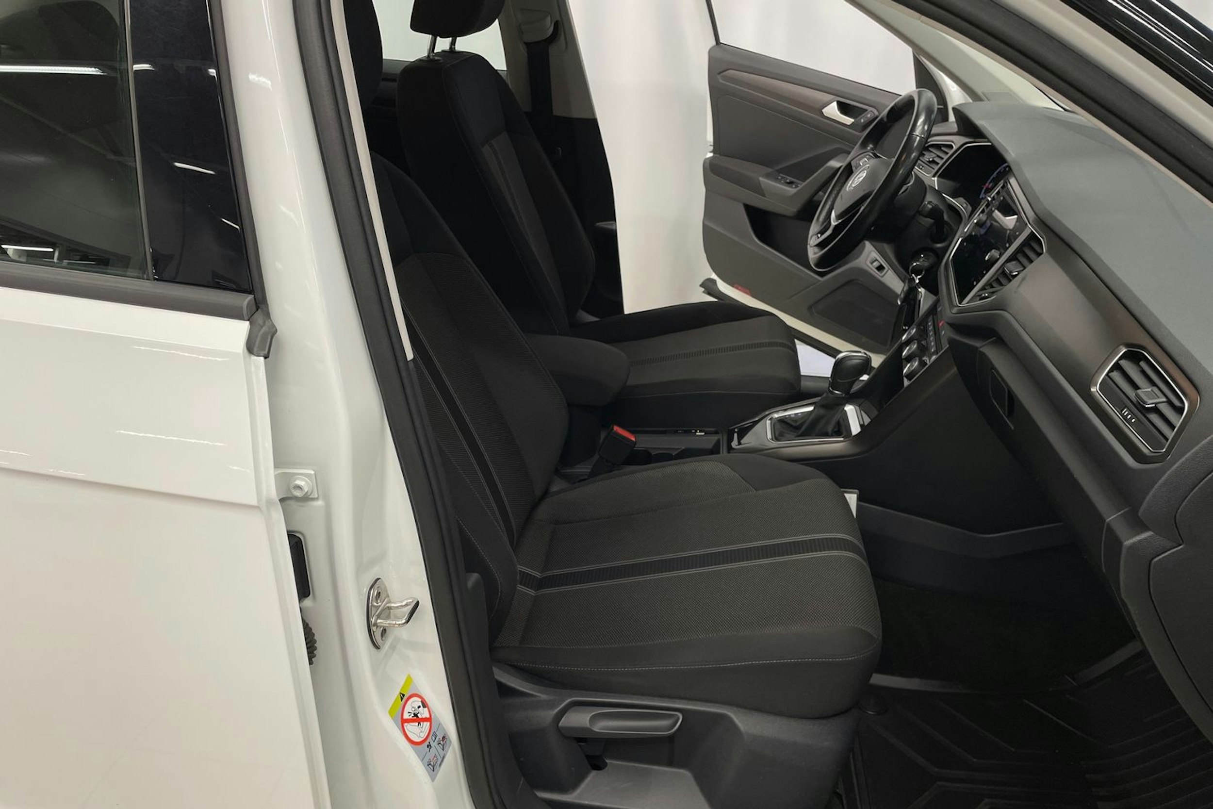 valkoinen Volkswagen T-Roc 2018 kuva 28.