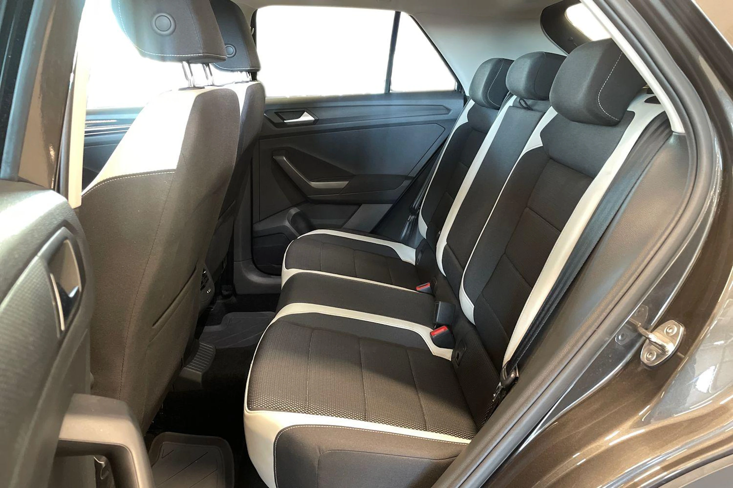 ruskea (beige) Volkswagen T-Roc 2018 kuva 11.