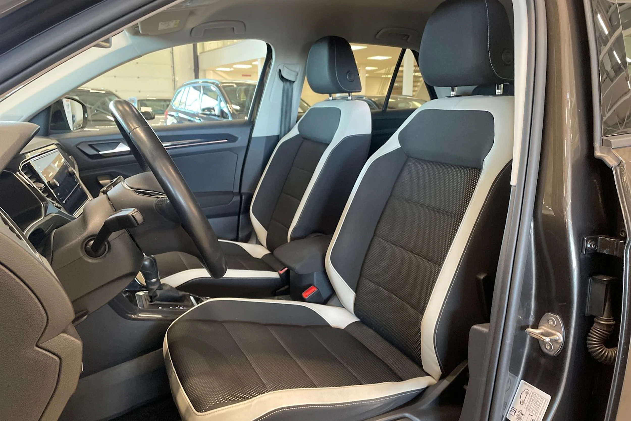 ruskea (beige) Volkswagen T-Roc 2018 kuva 15.