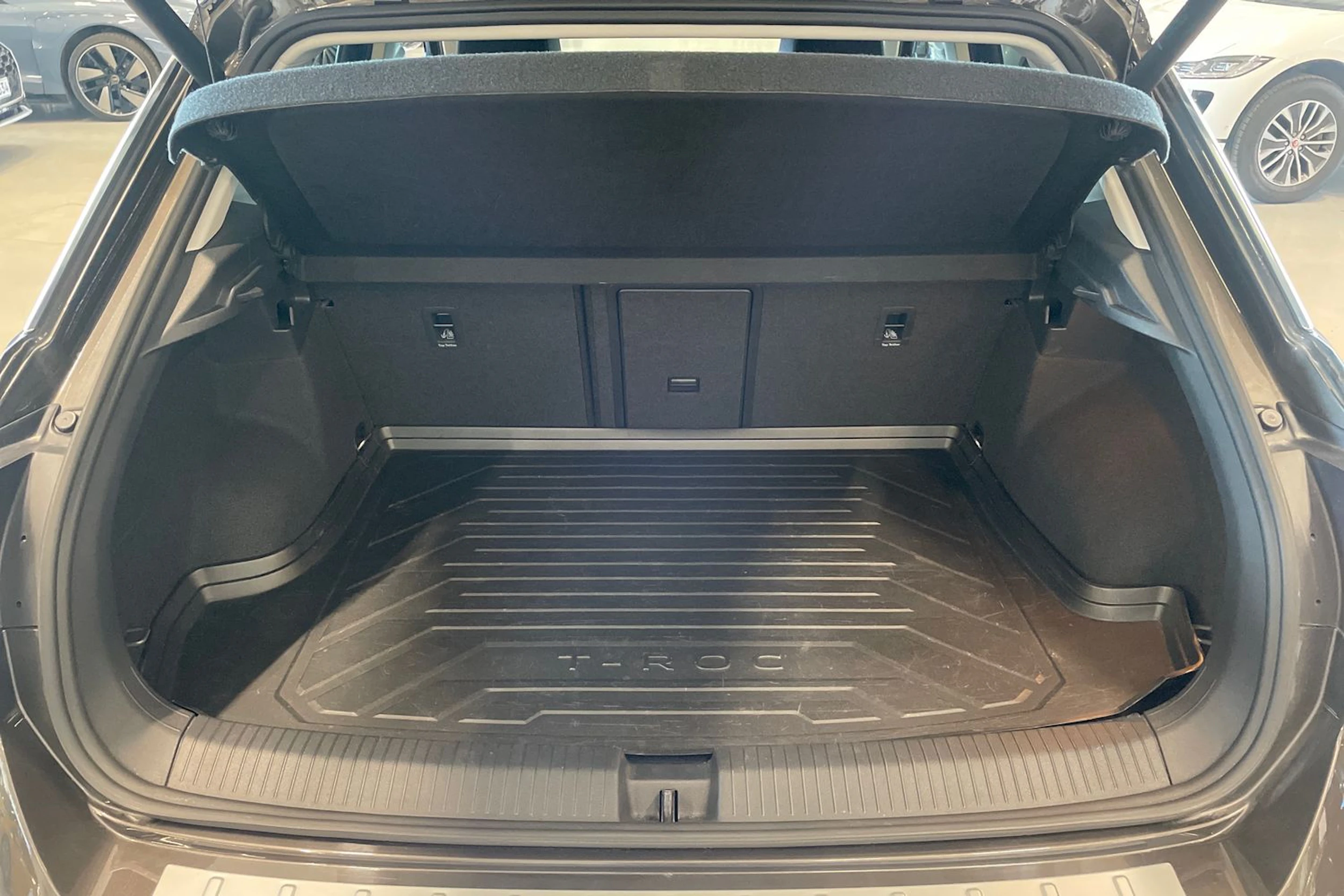 ruskea (beige) Volkswagen T-Roc 2018 kuva 32.