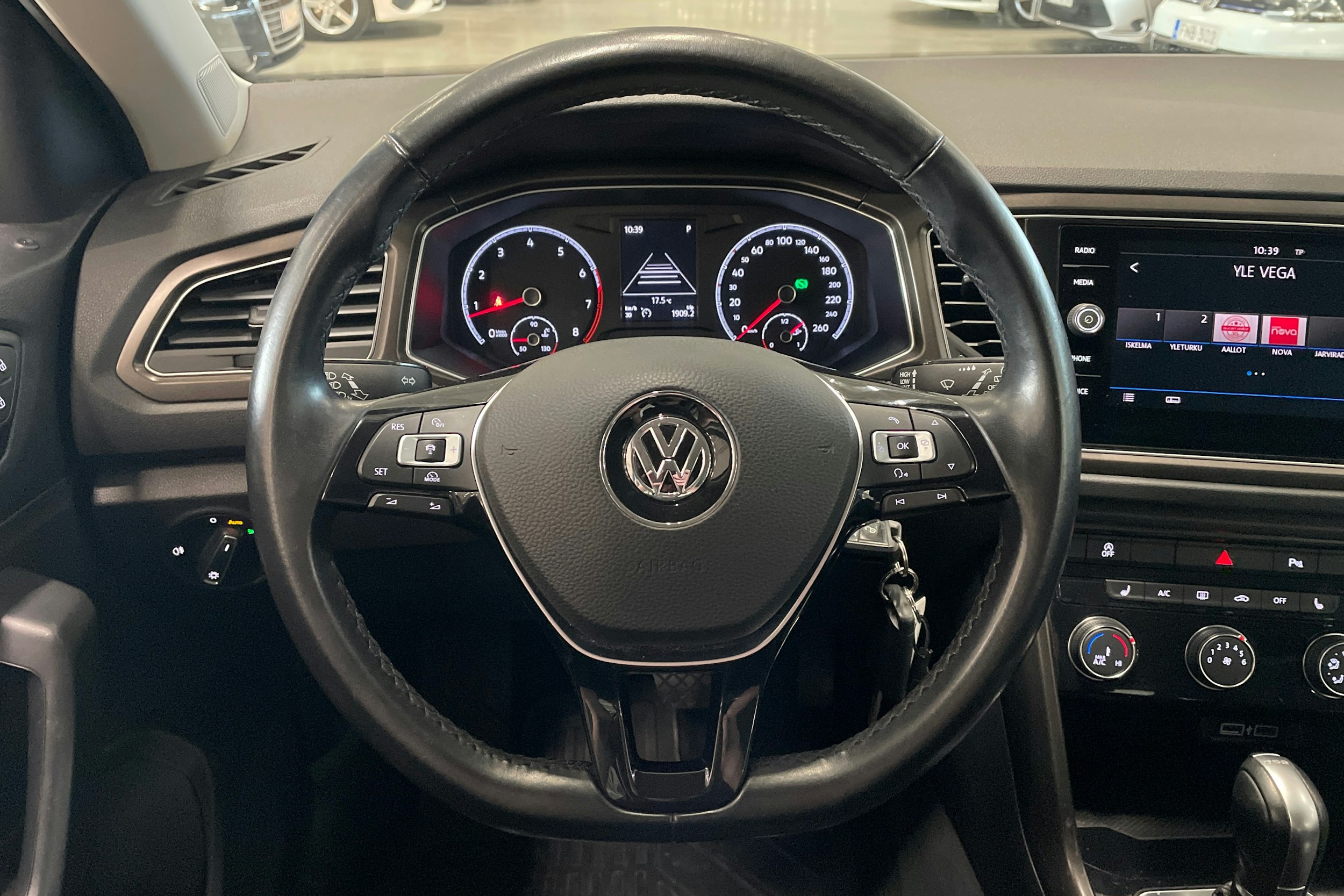 harmaa Volkswagen T-Roc 2018 kuva 12.