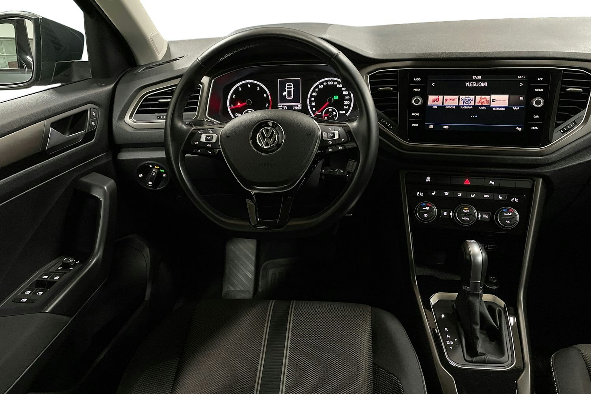 Harmaa Volkswagen T-Roc 2018 kuva 9.