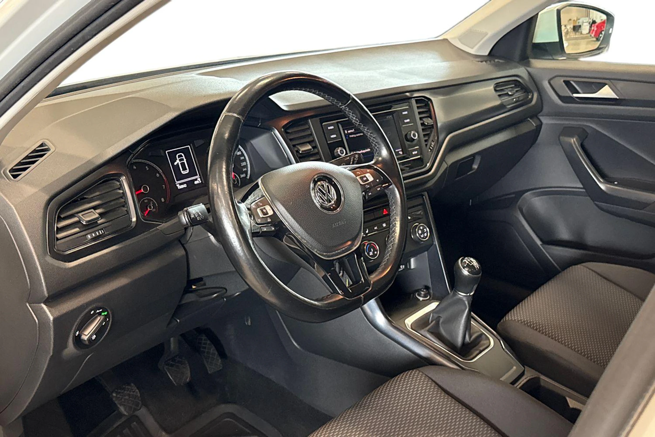 valkoinen Volkswagen T-Roc 2018 kuva 6.